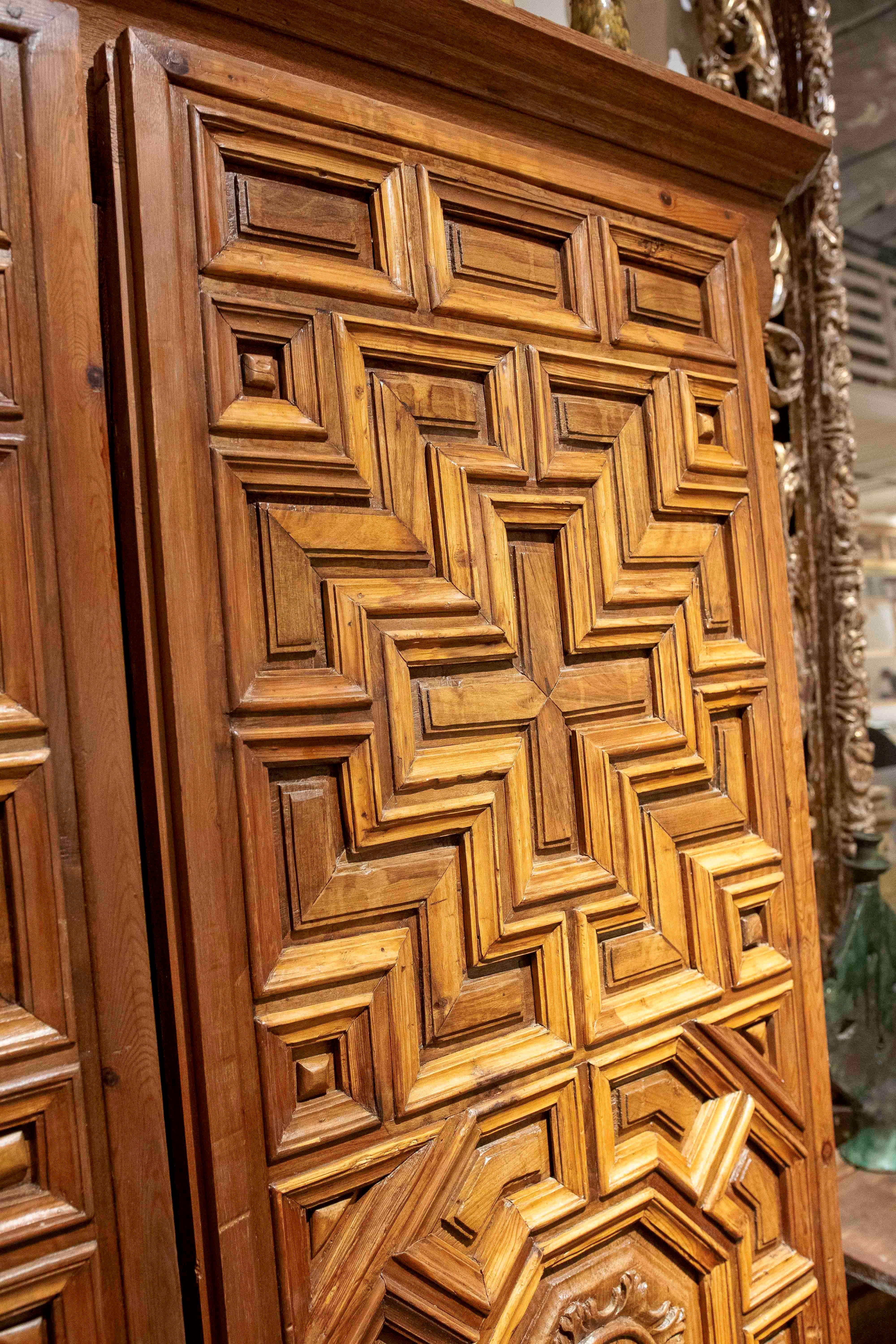 17th Carved Wooden Door with Mudejar Geometric Motif and Central Emblem In Good Condition For Sale In Marbella, ES