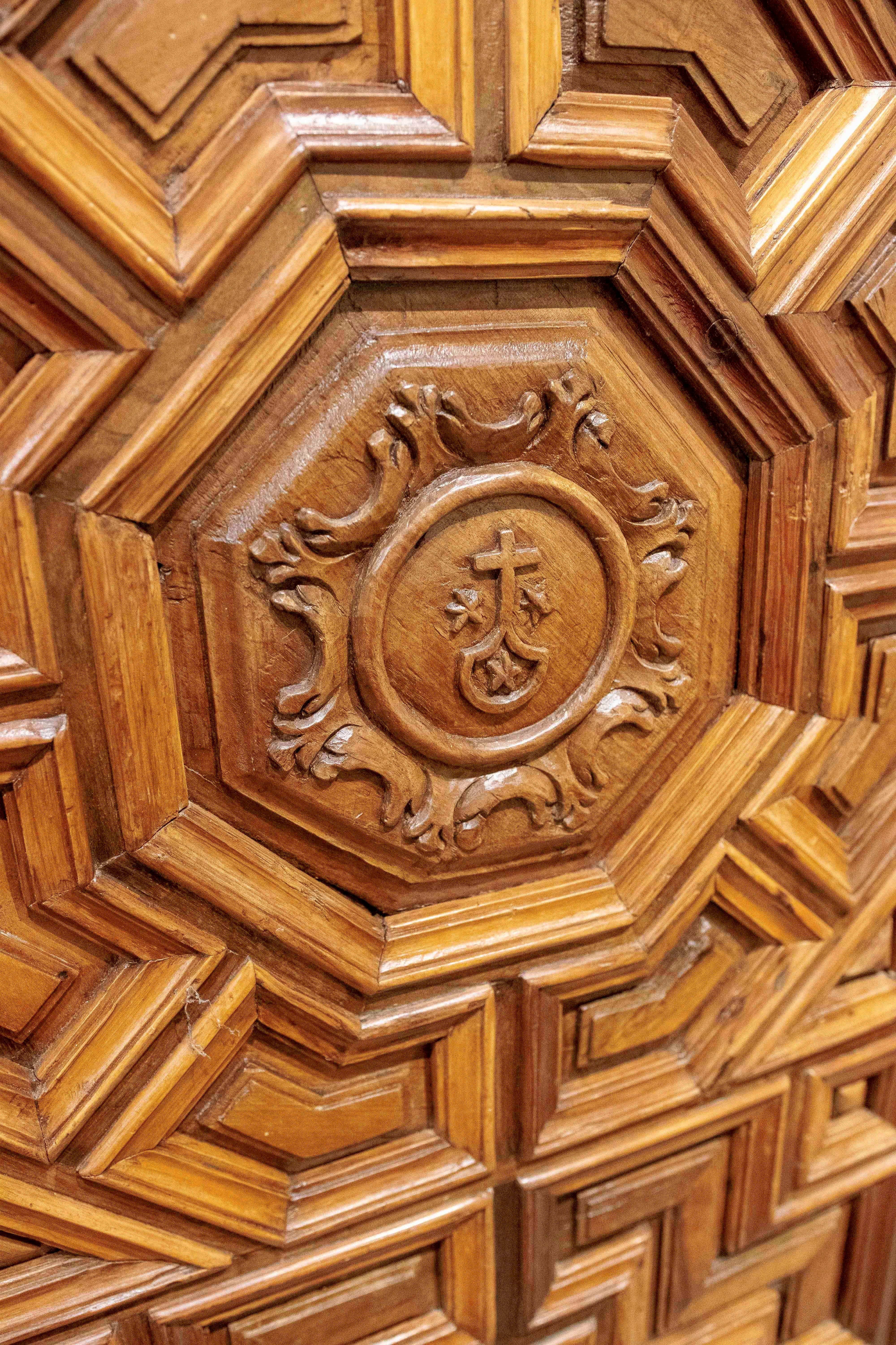 17th Carved Wooden Door with Mudejar Geometric Motif and Central Emblem For Sale 1