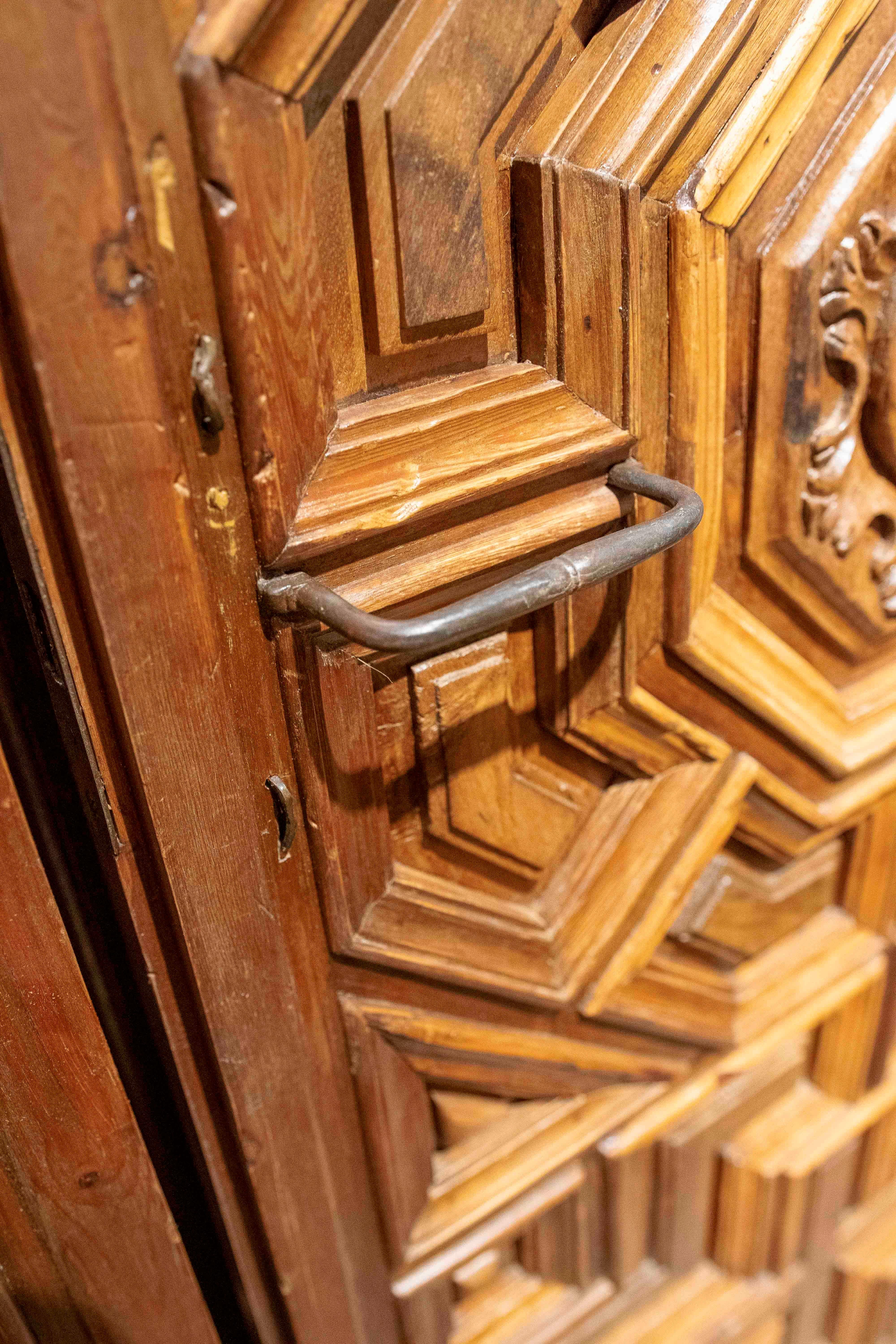 17th Carved Wooden Door with Mudejar Geometric Motif and Central Emblem For Sale 4