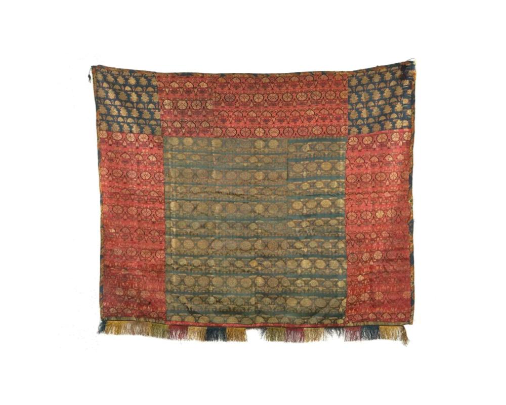 Ancienne tenture murale en textile brodé, tissé à la main, de la dynastie perse iranienne des Safavides. Le textile est orné de fleurs, de feuillages et de rinceaux. L'objet est décoré de franges colorées sur le bord. Circa : fin du 17e siècle.