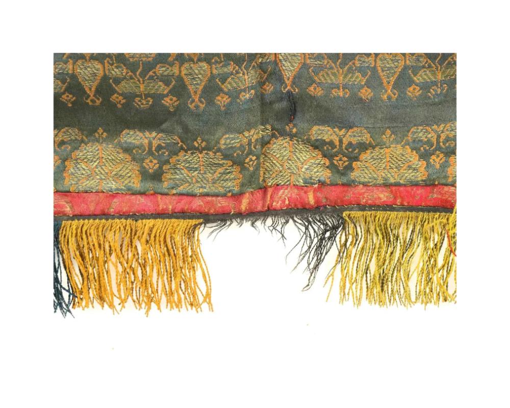 Textile brodé de la dynastie perse Safavid du XVIIe siècle Bon état - En vente à Queens, NY