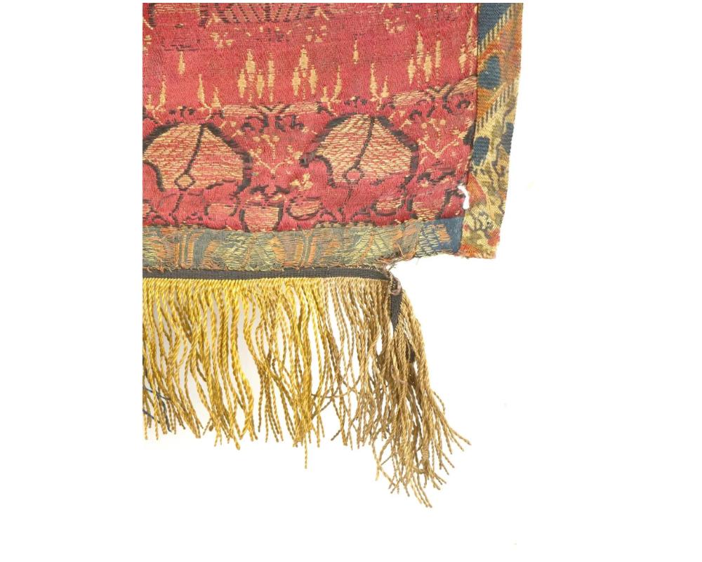 Textile brodé de la dynastie perse Safavid du XVIIe siècle en vente 1
