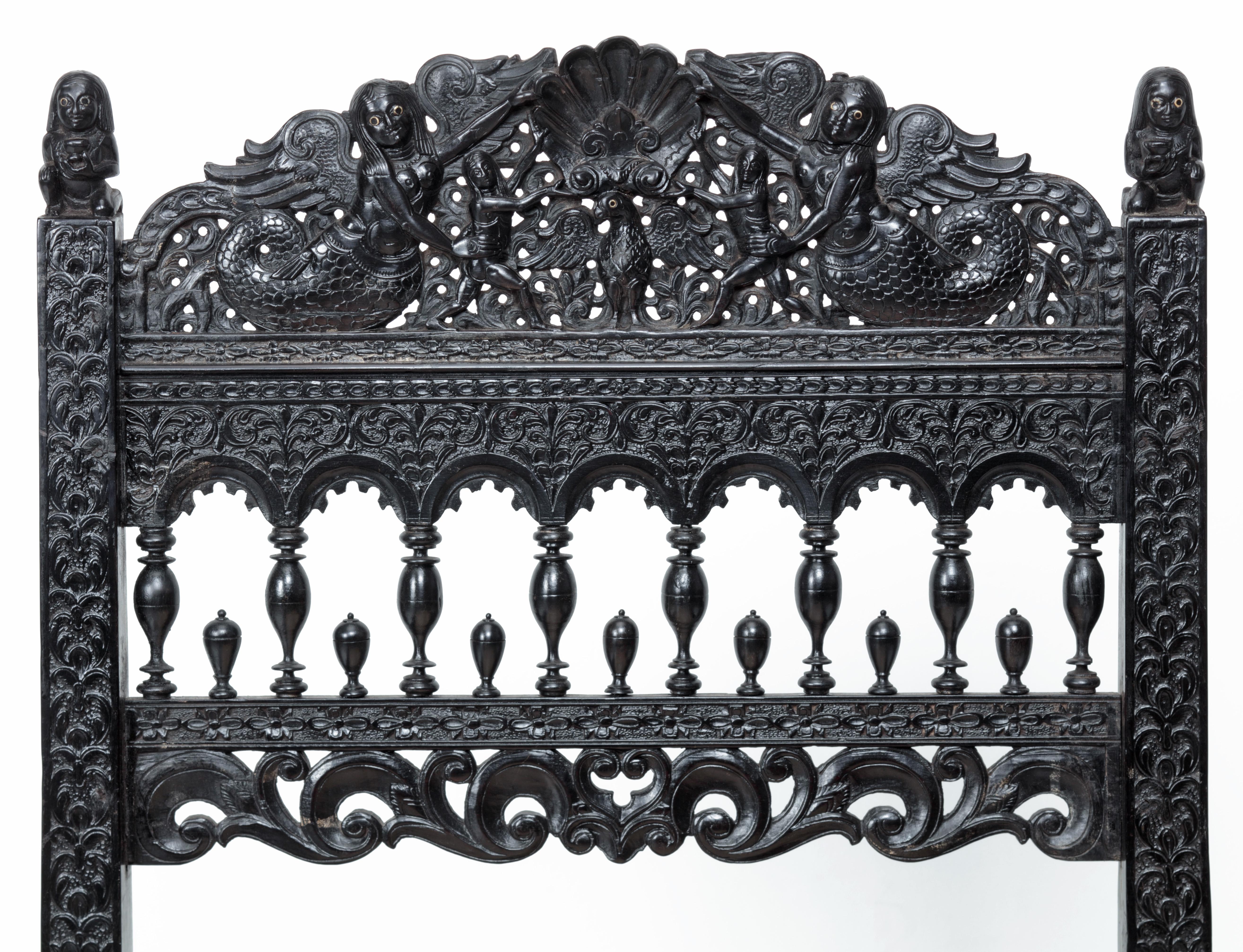 Chaise basse en ébène indien ayant appartenu au duc de Westminster

Côte de Coromandel, peut-être Madras, 1680-1700

L'ensemble est densément sculpté d'un éventail de sirènes, d'oiseaux, de poissons, de figures mythologiques et de motifs floraux