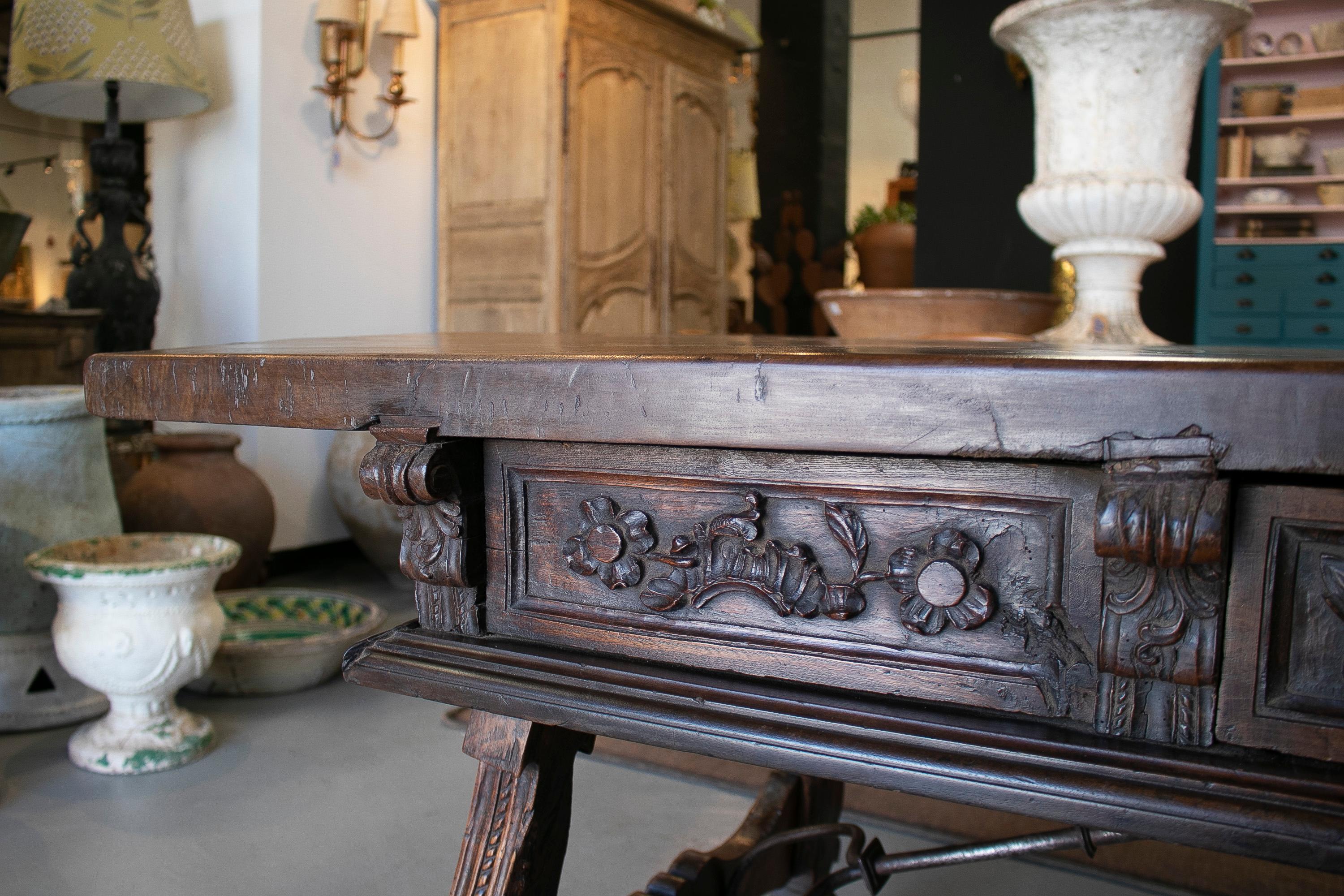 Table à 2 tiroirs en noyer sculpté à la main du 17ème siècle avec pieds cannelés et fer d'origine en vente 4