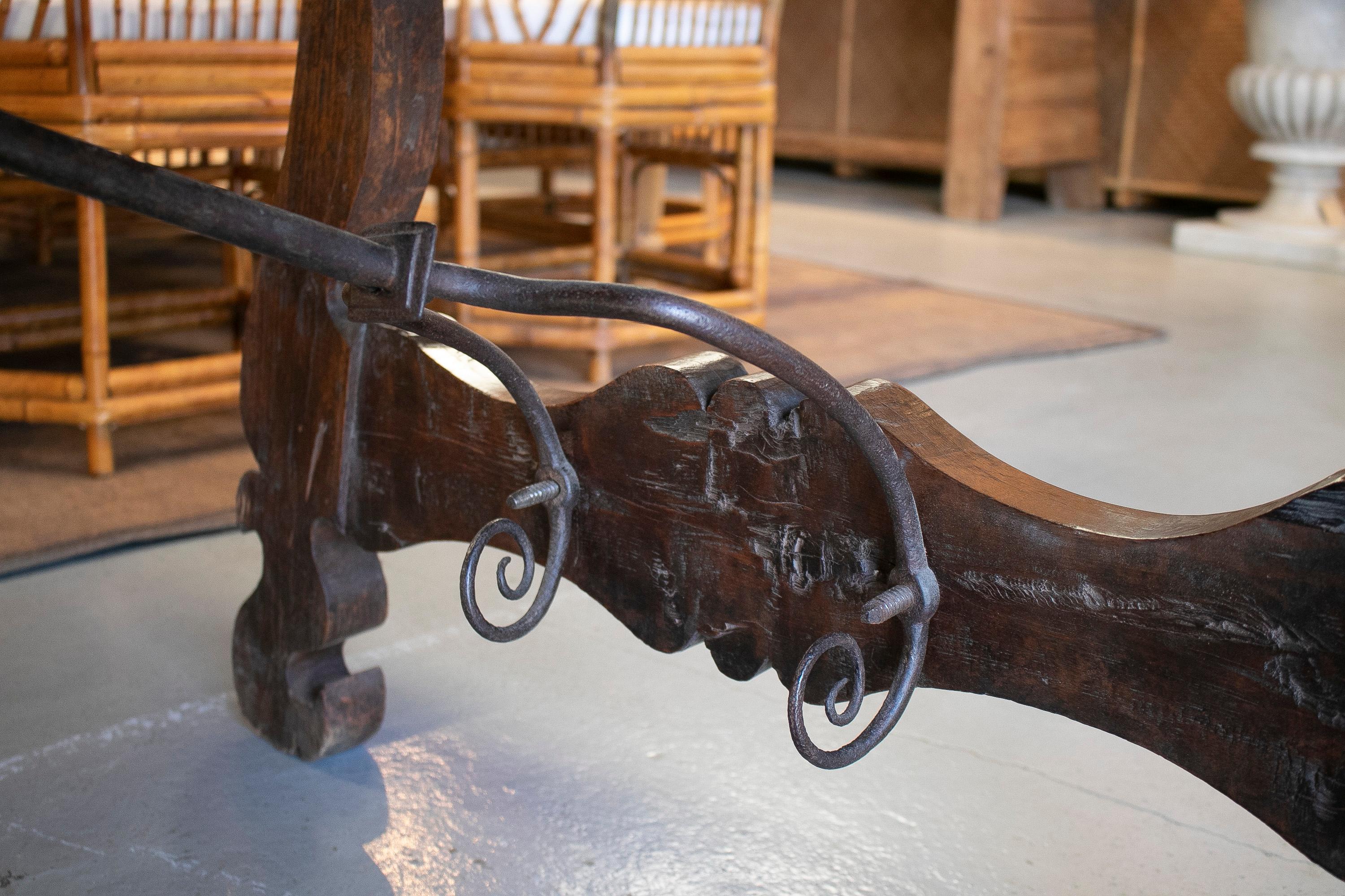 Table à 2 tiroirs en noyer sculpté à la main du 17ème siècle avec pieds cannelés et fer d'origine en vente 6