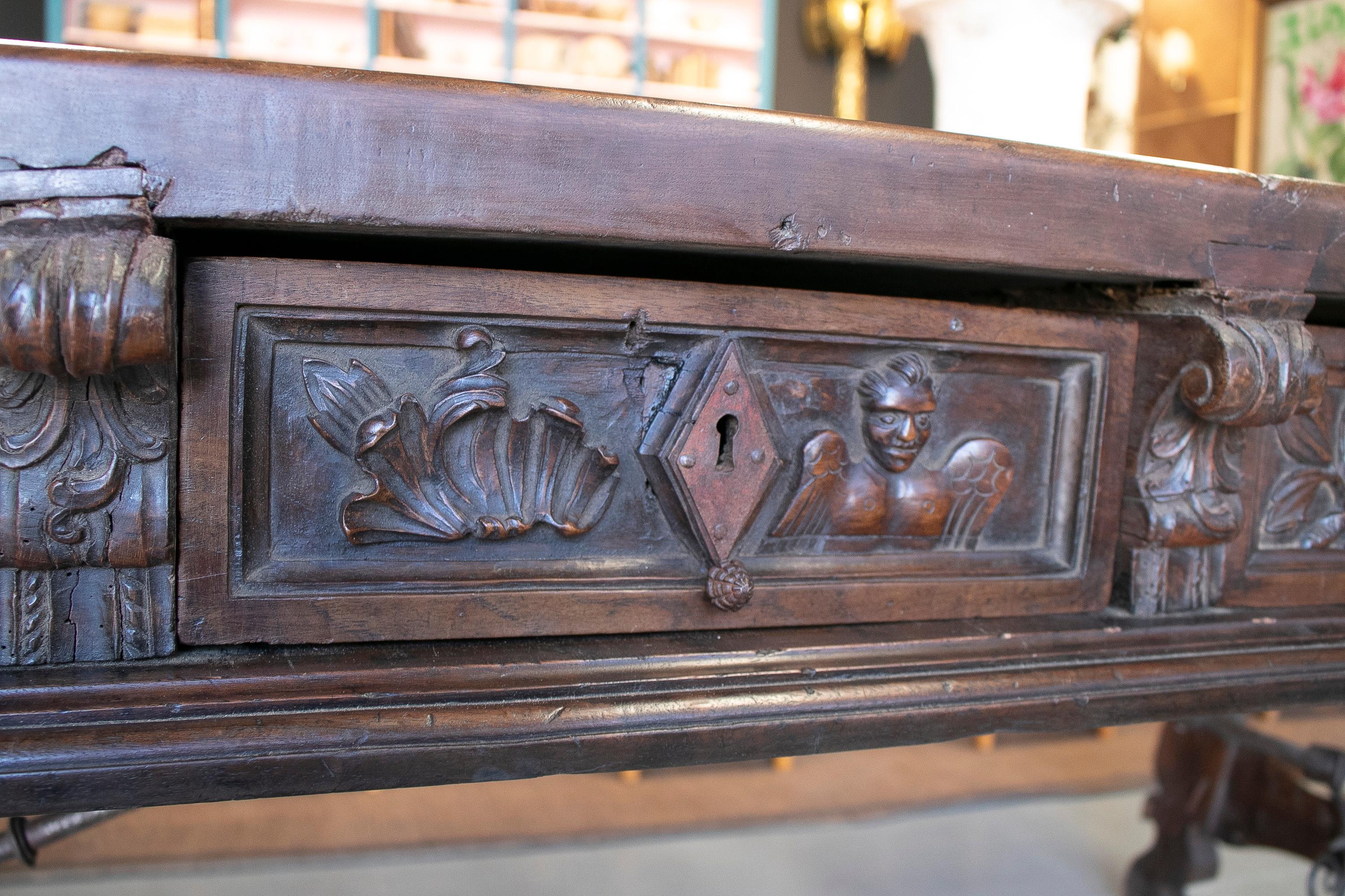 Table à 2 tiroirs en noyer sculpté à la main du 17ème siècle avec pieds cannelés et fer d'origine en vente 8