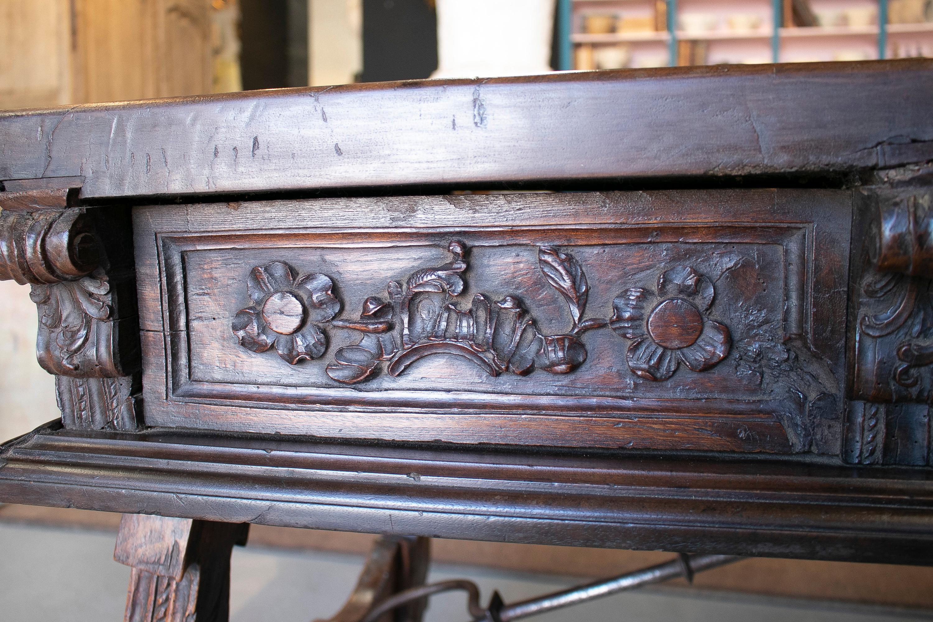 Table à 2 tiroirs en noyer sculpté à la main du 17ème siècle avec pieds cannelés et fer d'origine en vente 9