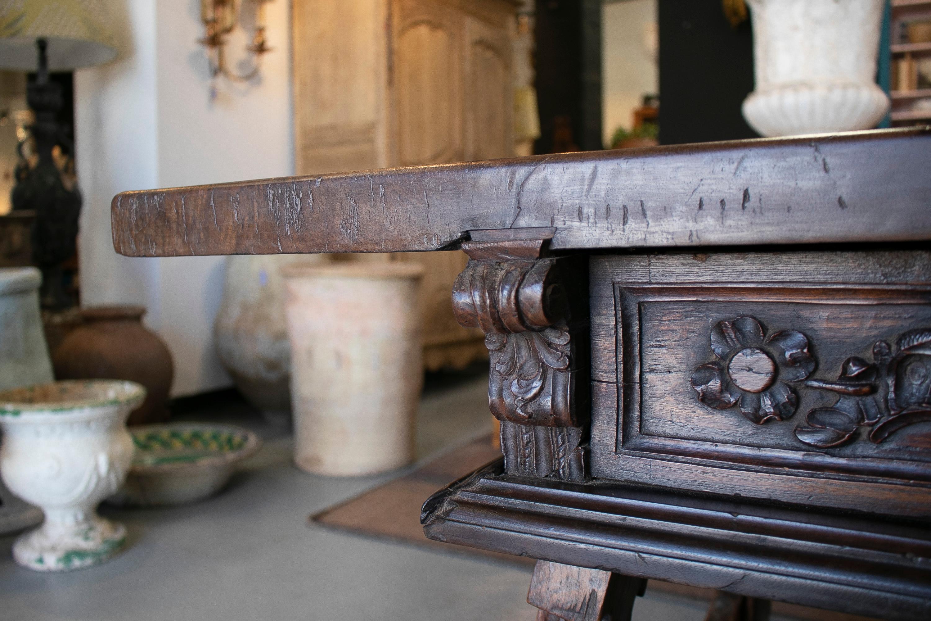 Table à 2 tiroirs en noyer sculpté à la main du 17ème siècle avec pieds cannelés et fer d'origine en vente 10
