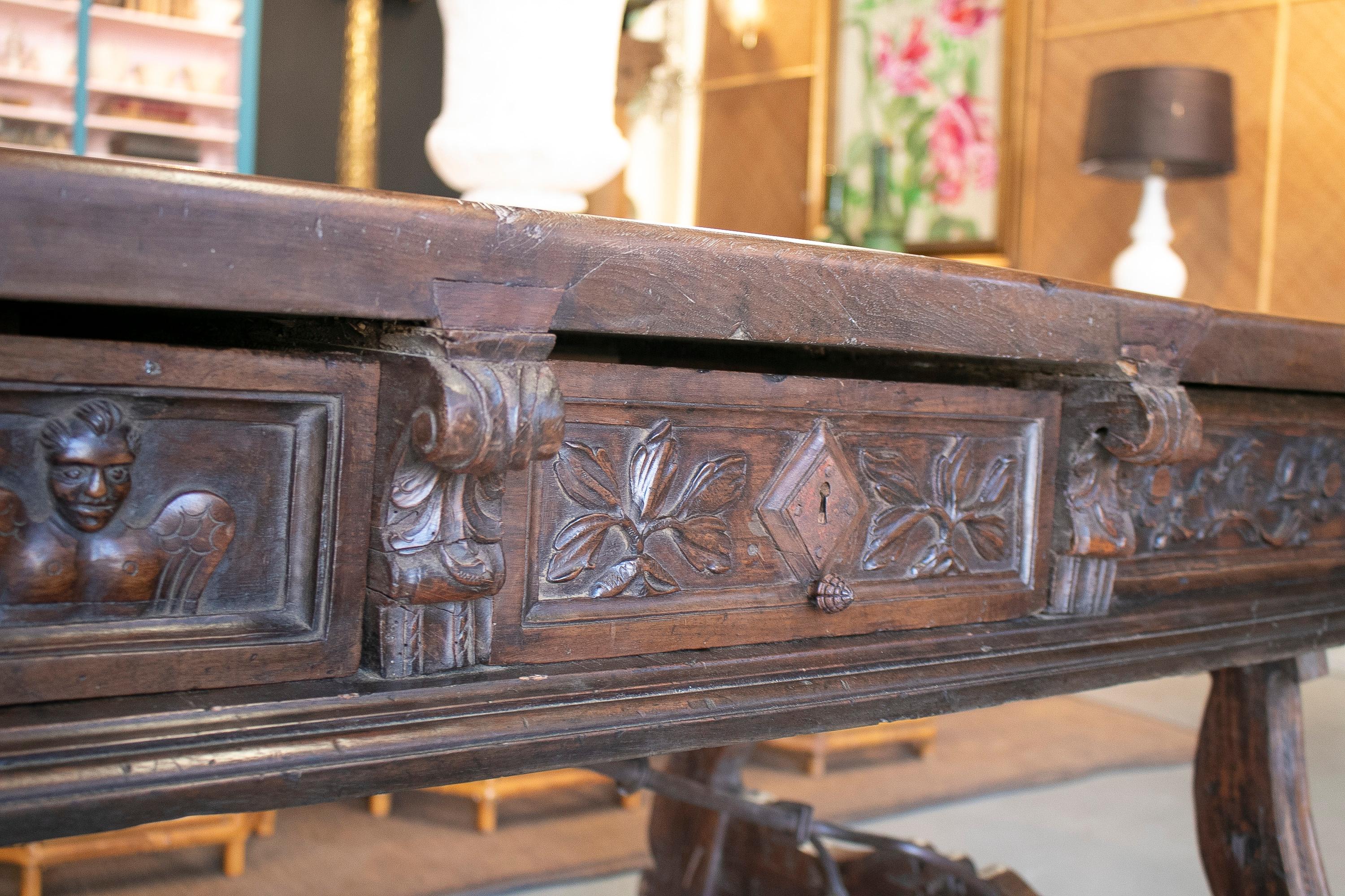 Table à 2 tiroirs en noyer sculpté à la main du 17ème siècle avec pieds cannelés et fer d'origine en vente 11