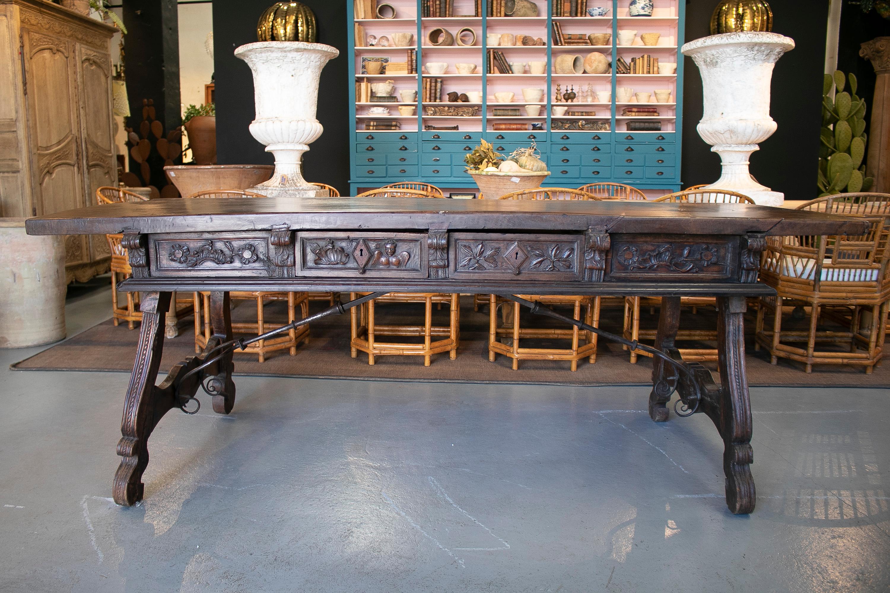 Table à 2 tiroirs en noyer sculpté à la main du 17ème siècle avec pieds cannelés et fer d'origine Bon état - En vente à Marbella, ES