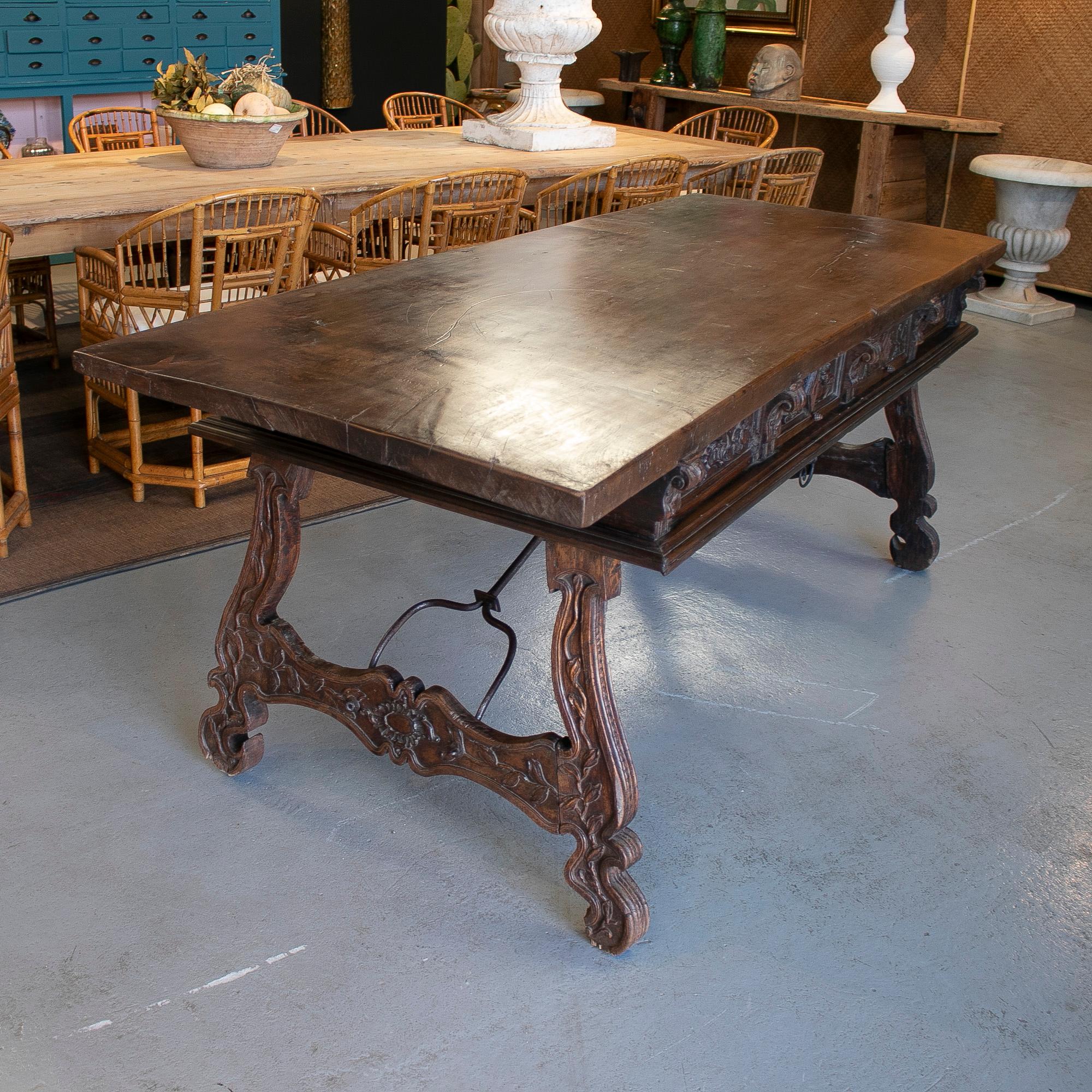 Mesa de nogal del siglo XVII de 2 cajones tallada a mano con patas estriadas y hierro original siglo XVIII y antes en venta