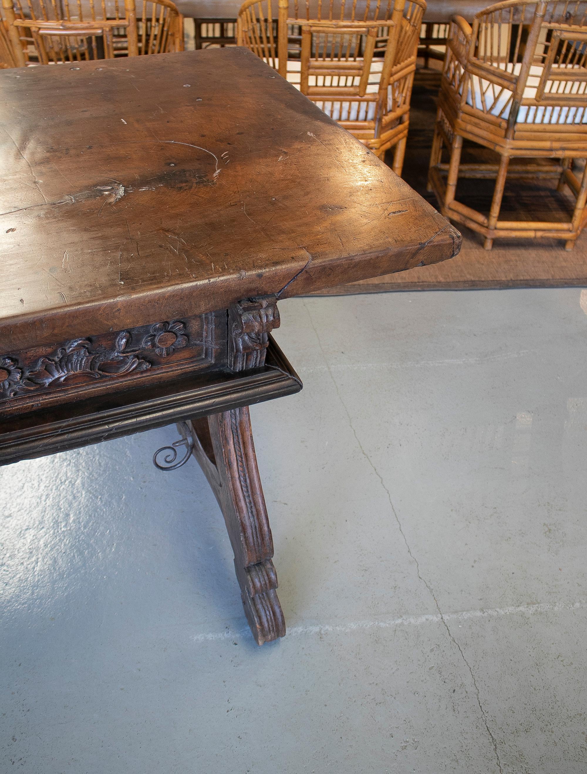 Noyer Table à 2 tiroirs en noyer sculpté à la main du 17ème siècle avec pieds cannelés et fer d'origine en vente