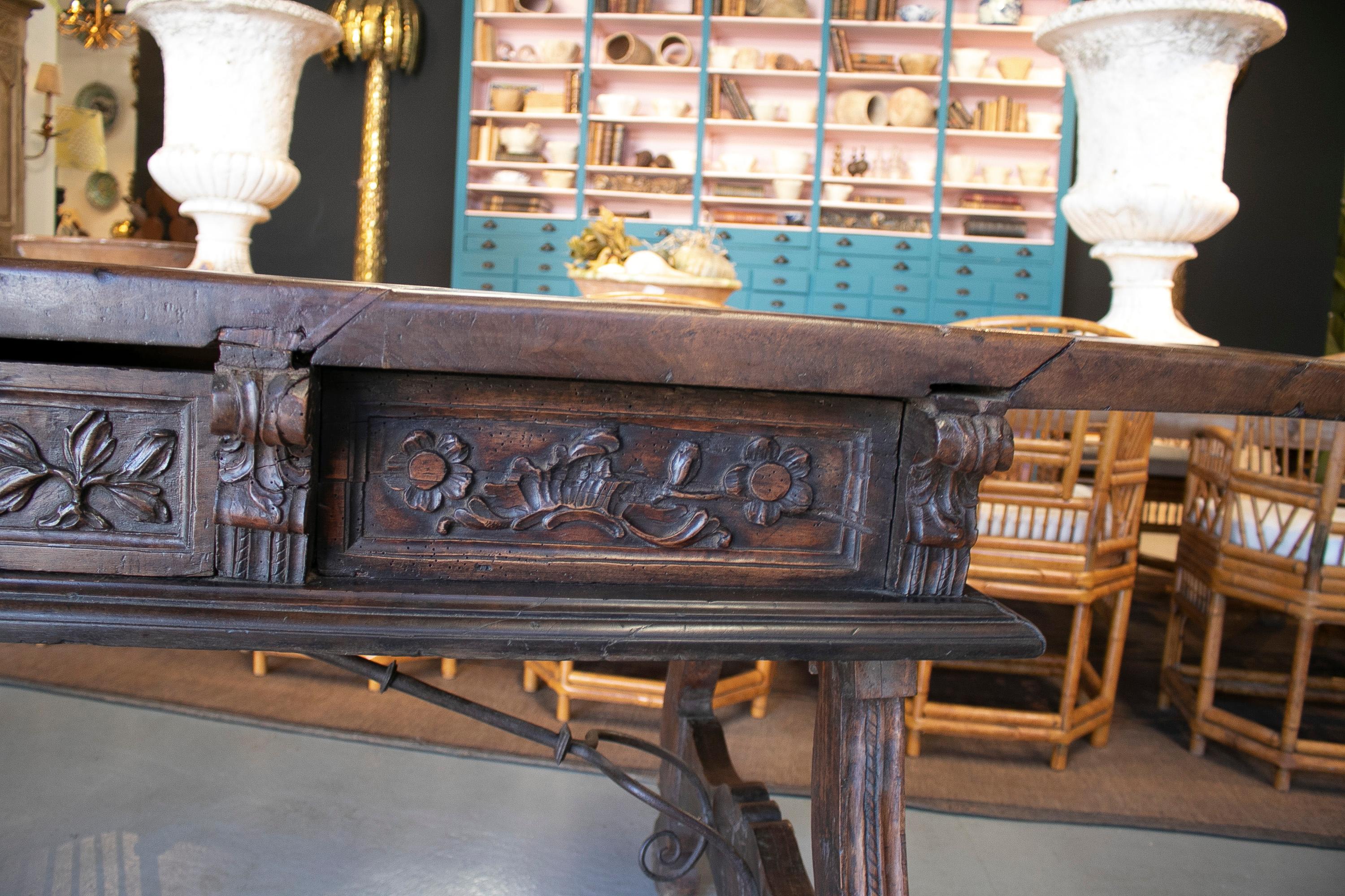 Table à 2 tiroirs en noyer sculpté à la main du 17ème siècle avec pieds cannelés et fer d'origine en vente 1