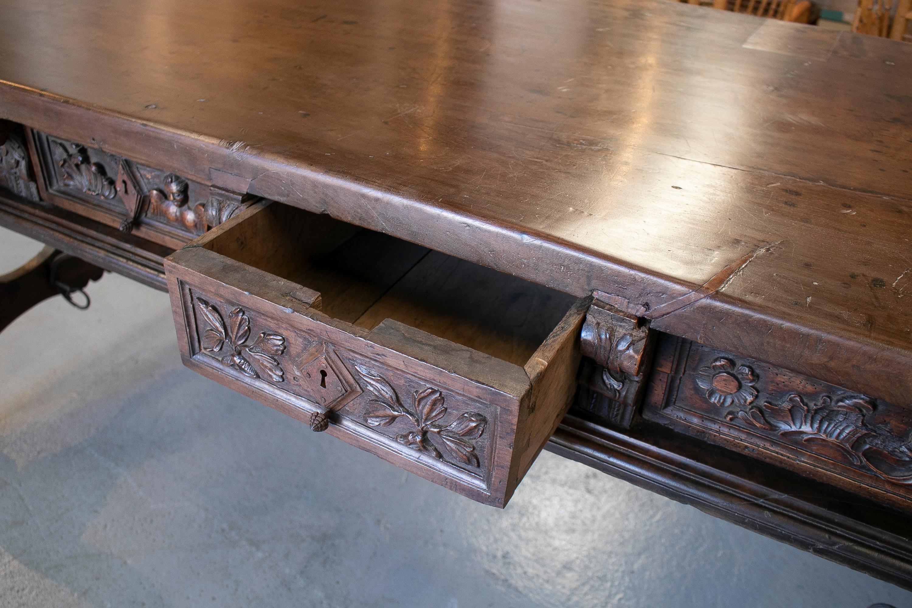Table à 2 tiroirs en noyer sculpté à la main du 17ème siècle avec pieds cannelés et fer d'origine en vente 2