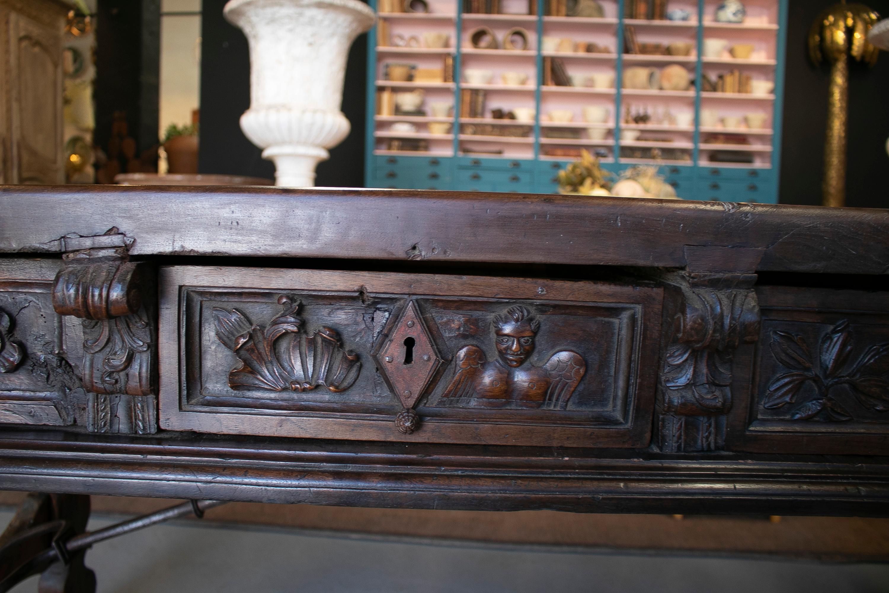 Table à 2 tiroirs en noyer sculpté à la main du 17ème siècle avec pieds cannelés et fer d'origine en vente 3