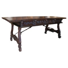 Table à 2 tiroirs en noyer sculpté à la main du 17ème siècle avec pieds cannelés et fer d'origine
