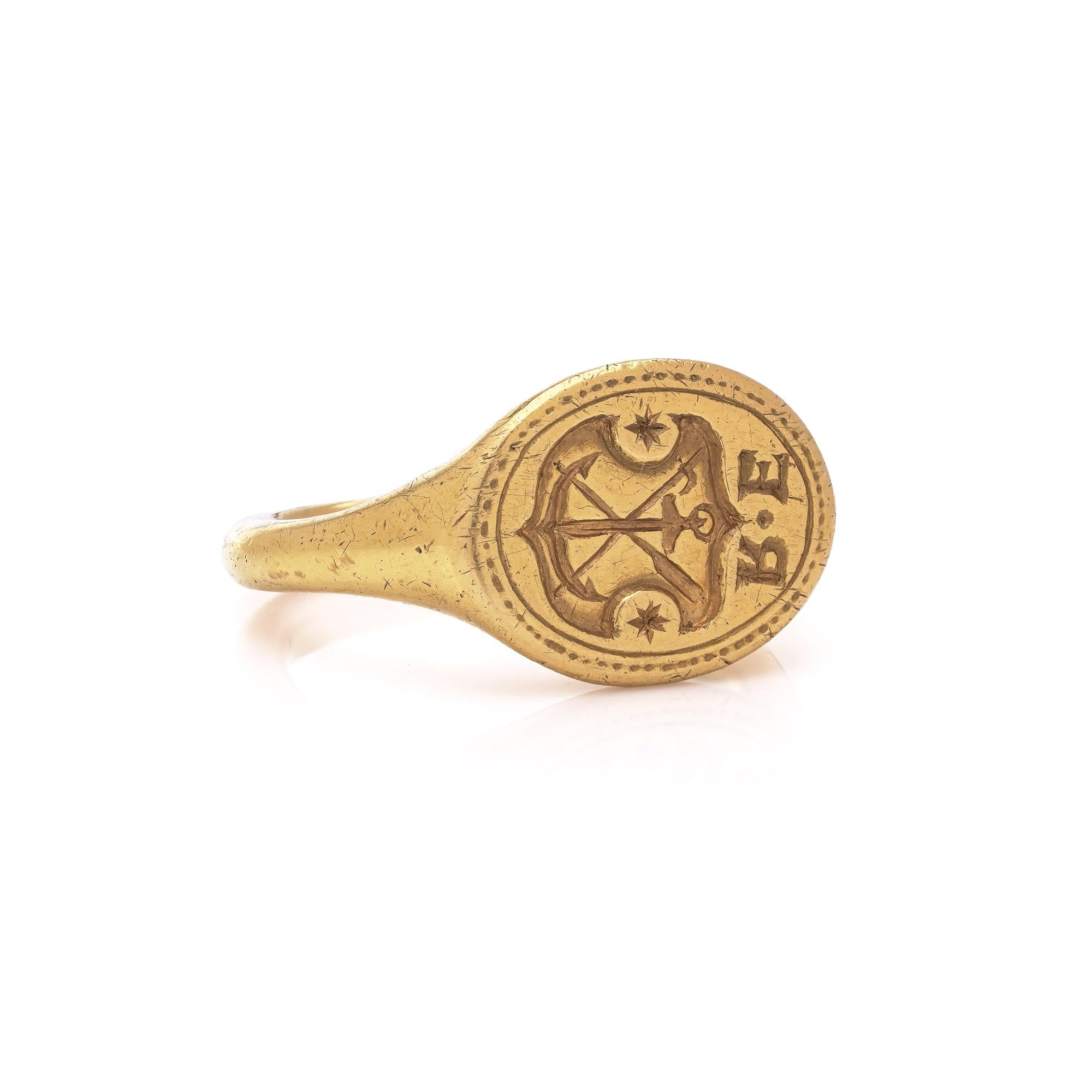 Un eccezionale anello con sigillo in oro antico, risalente al 1640-1660 circa, realizzato in oro 21kt ad alta purezza e con un peso di ben 19,6 grammi. Questo raro anello con sigillo da uomo apparteneva probabilmente a una figura di alto livello