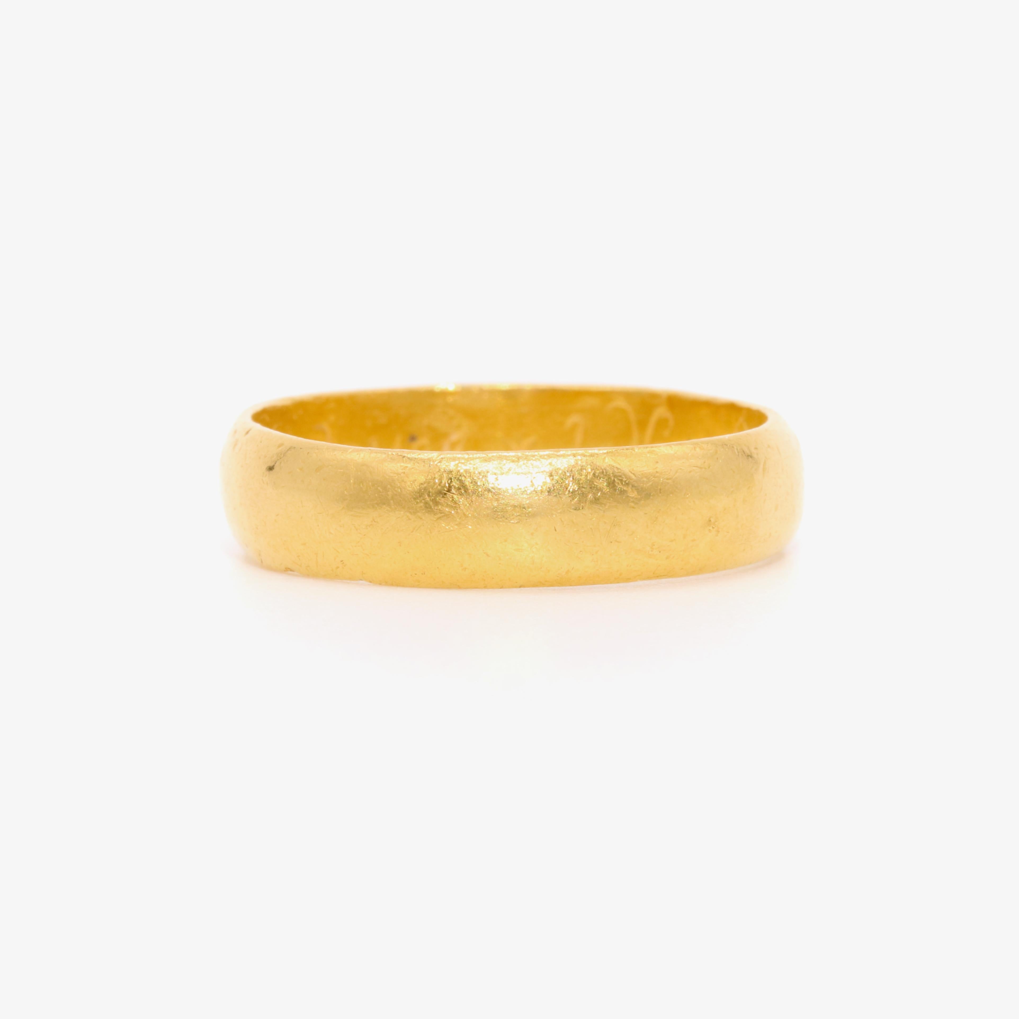 Bague en or jaune du 17e siècle, comprenant un anneau en forme de D, portant l'inscription d'un bouquet de fleurs, en or 22K.

Ce que je préfère dans cette bague Poesy Antique en or jaune 22K, c'est la belle inscription. Quel est le vôtre ?
