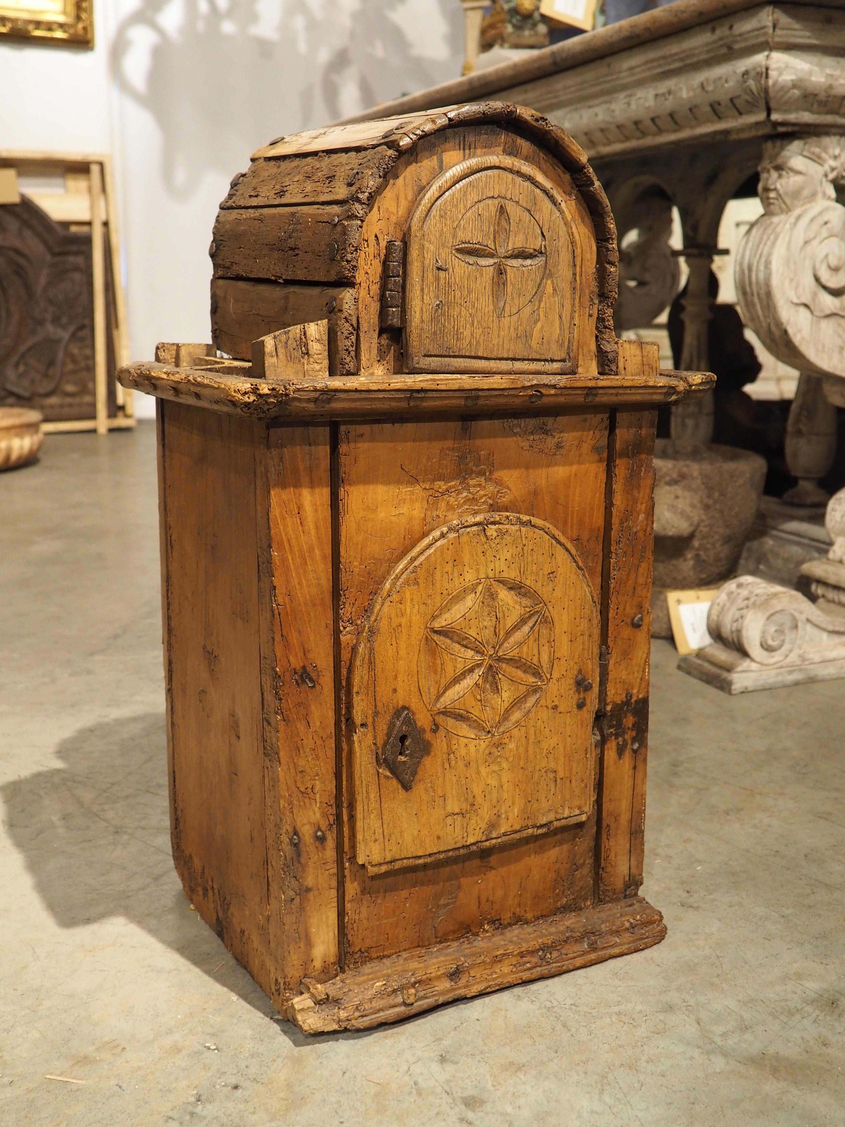 Dieser alpine Tabernakel, der wahrscheinlich aus dem Queyras-Tal in Frankreich stammt, wurde um 1600 von Hand aus Latschenkiefer geschnitzt. Der Queyras liegt im Departement Hautes-Alpes und ist eine der ältesten Gebirgsketten der Alpen. Bis Ende
