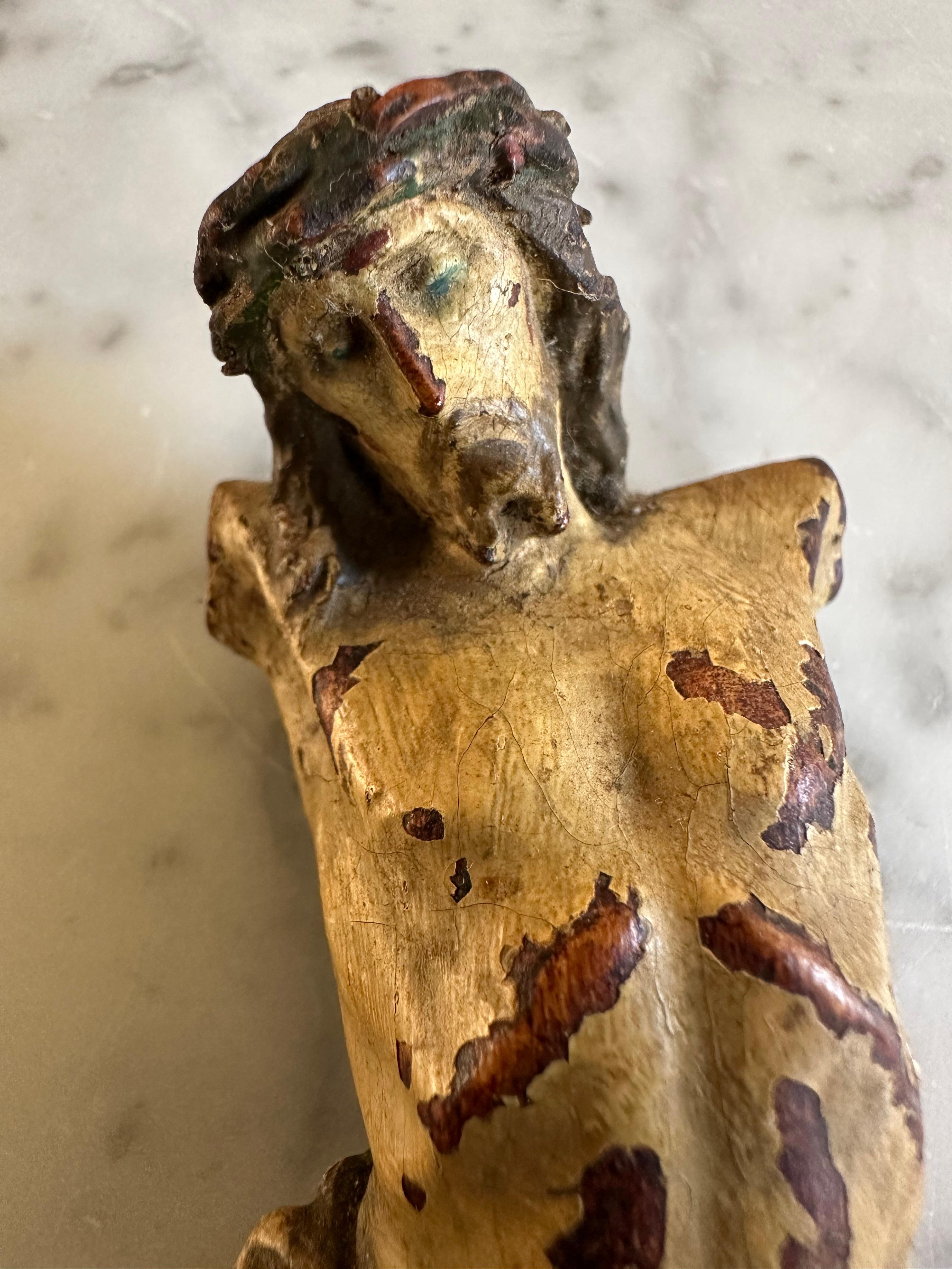 Torse de Christ en bois alpin du 17e siècle avec traces polychromes en vente 2