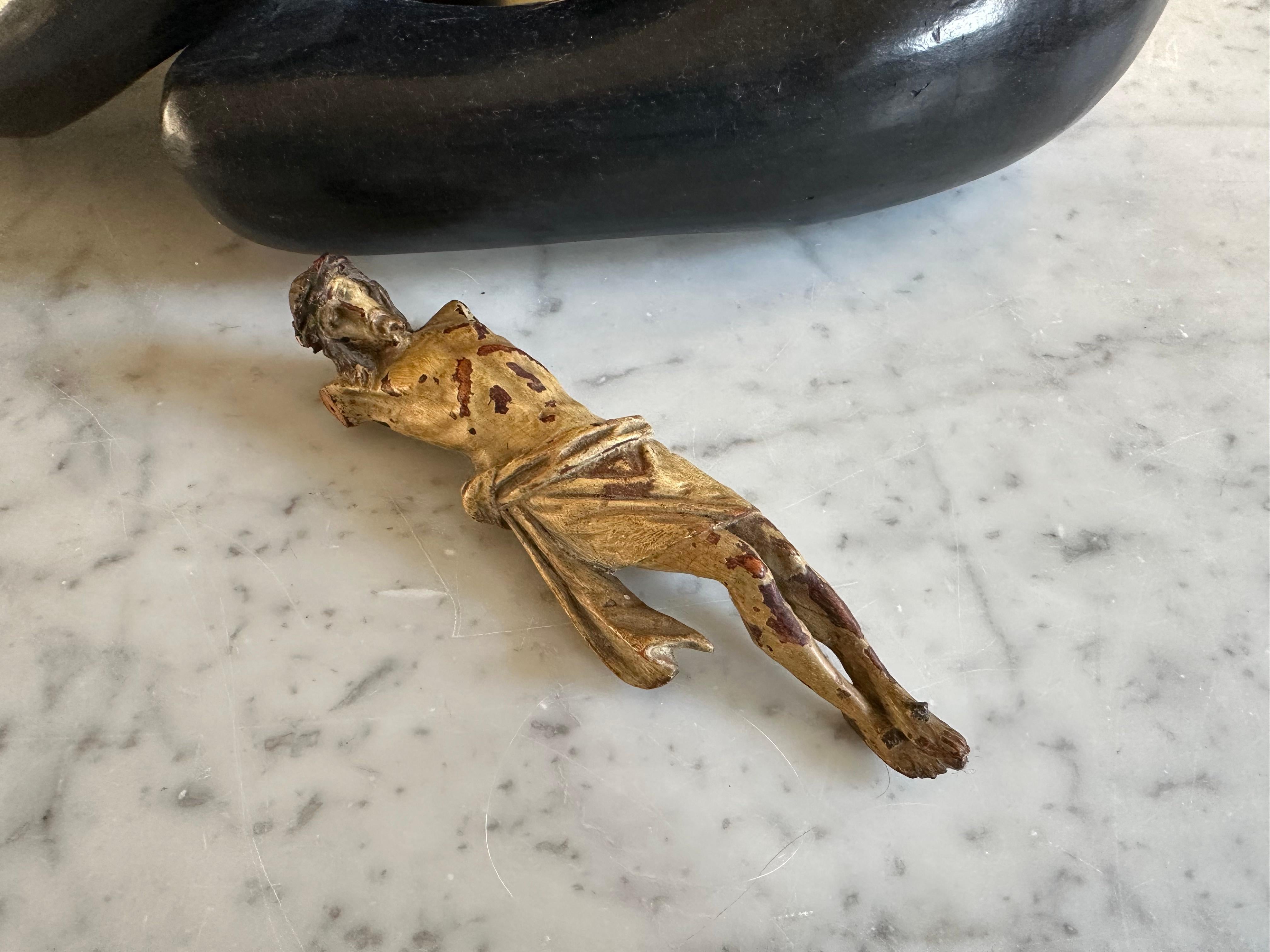 Torse de Christ en bois alpin du 17e siècle avec traces polychromes en vente 3