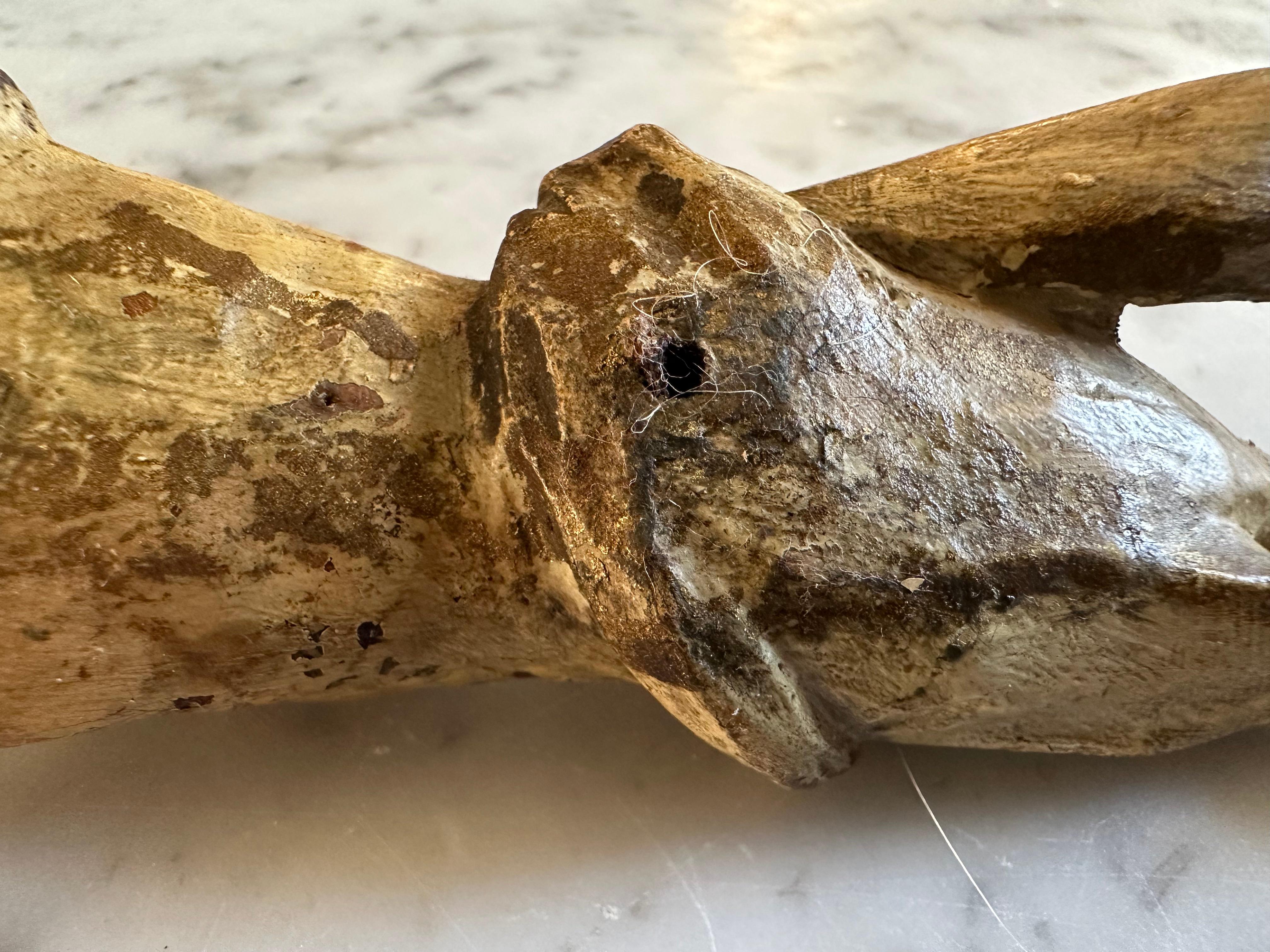 Torse de Christ en bois alpin du 17e siècle avec traces polychromes en vente 7