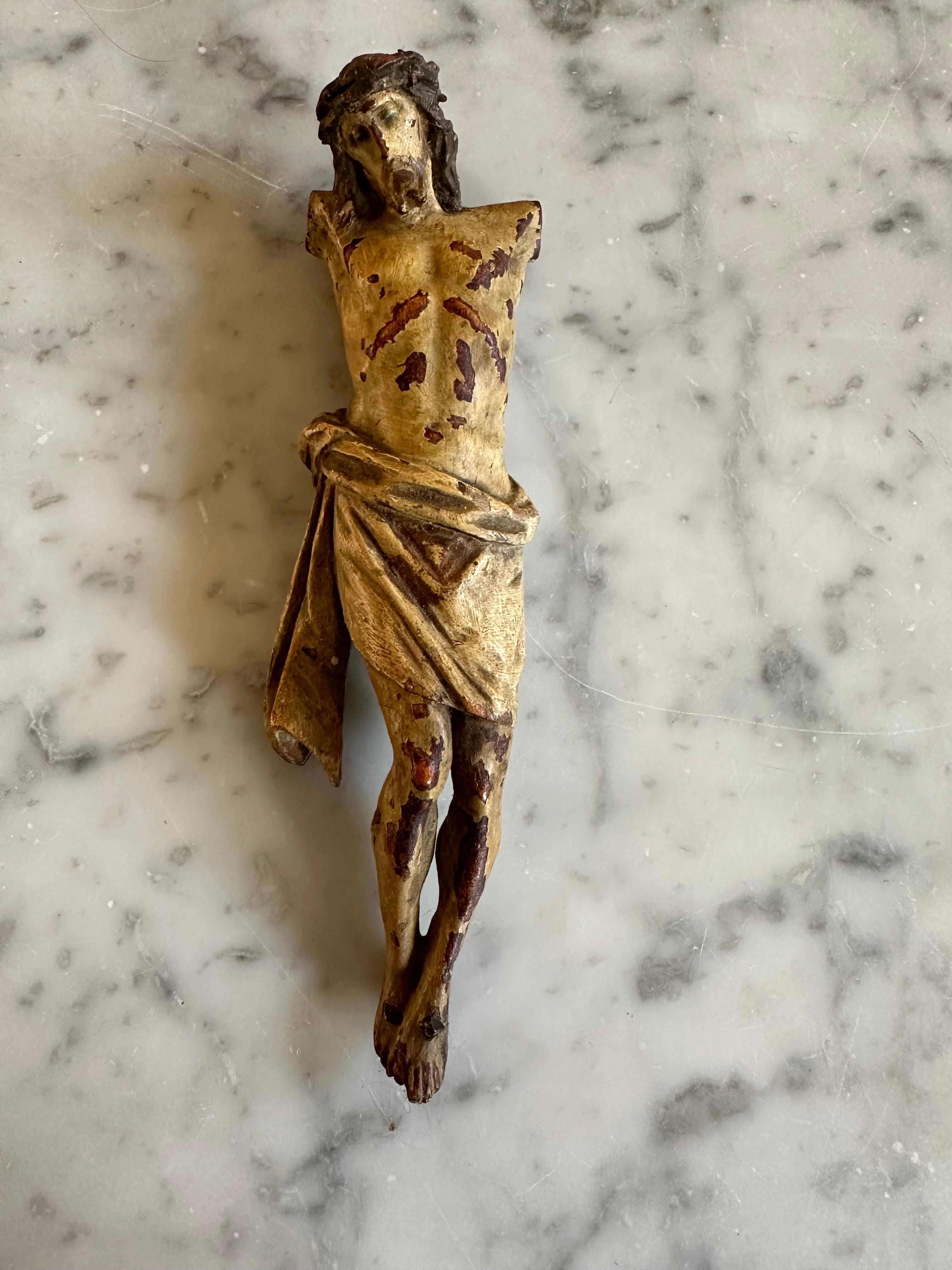 Torse de Christ en bois alpin du 17e siècle avec traces polychromes
Ce torse de Christ en bois finement sculpté, probablement originaire de la région alpine et datant du XVIIe siècle, est une pièce d'art religieux remarquable. D'une hauteur de 15