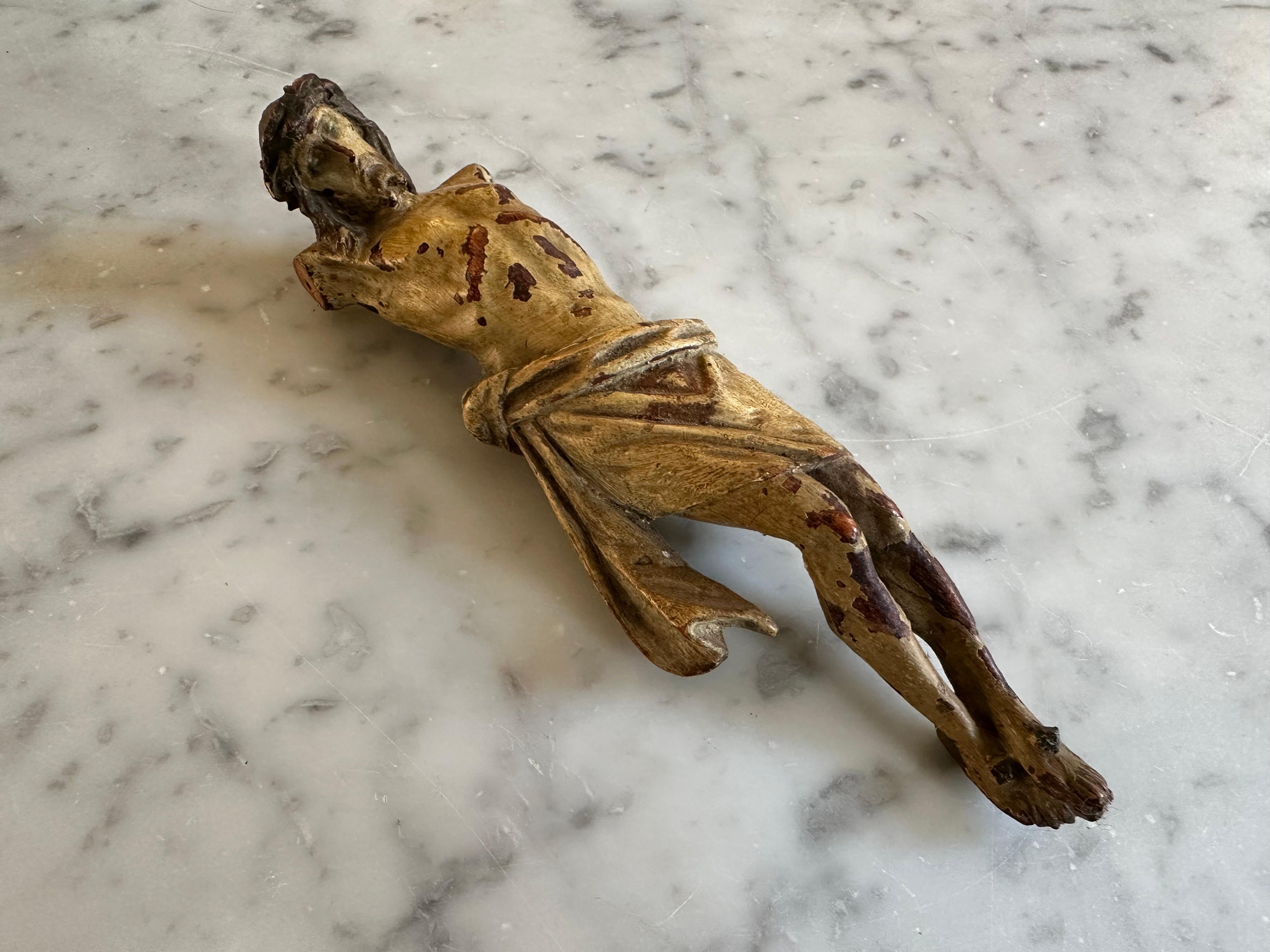 Baroque Torse de Christ en bois alpin du 17e siècle avec traces polychromes en vente