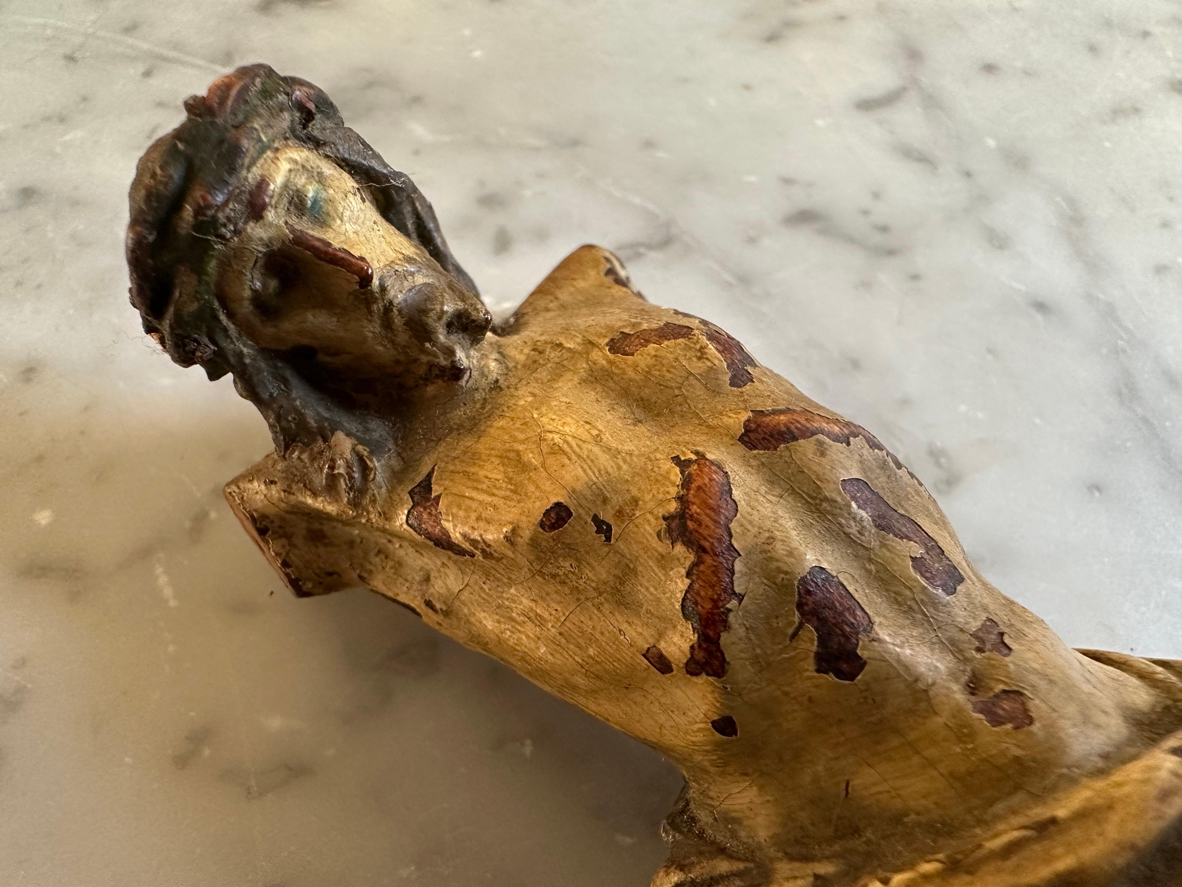 italien Torse de Christ en bois alpin du 17e siècle avec traces polychromes en vente