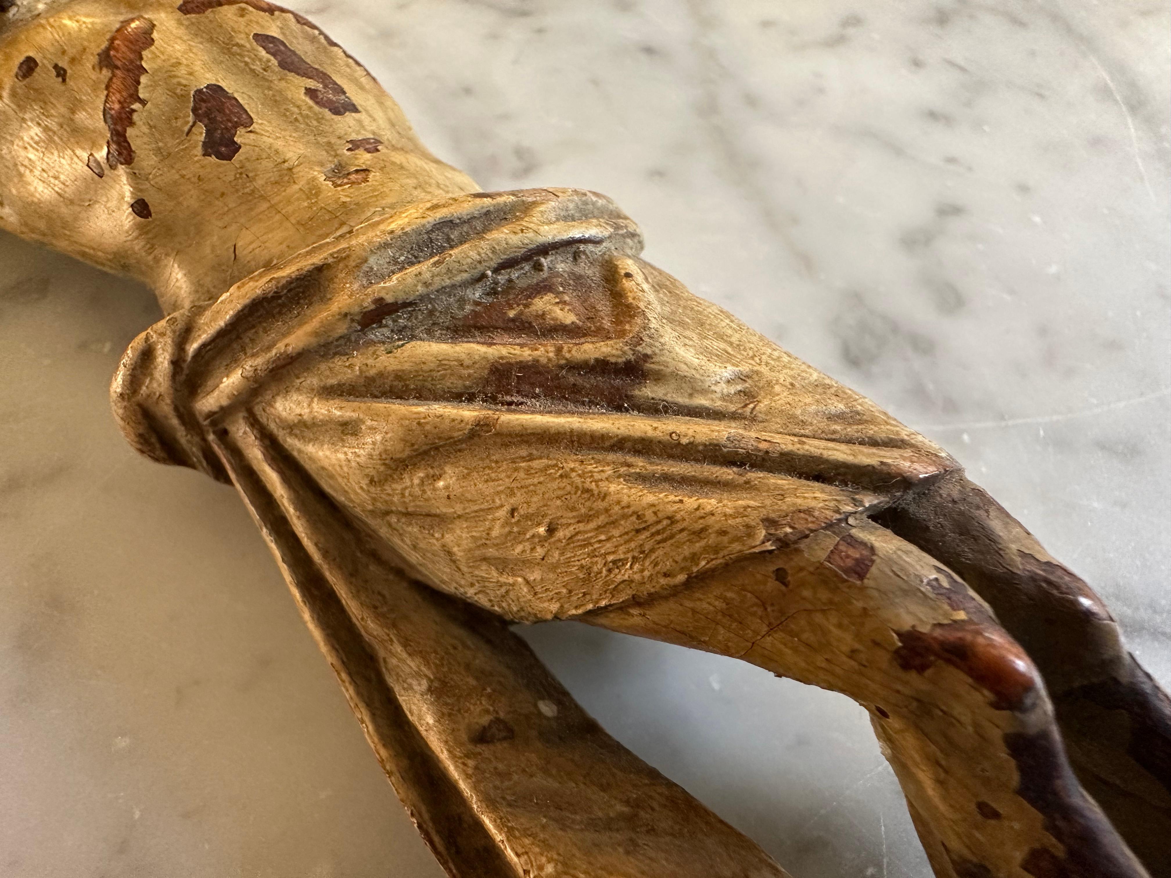 Peint à la main Torse de Christ en bois alpin du 17e siècle avec traces polychromes en vente