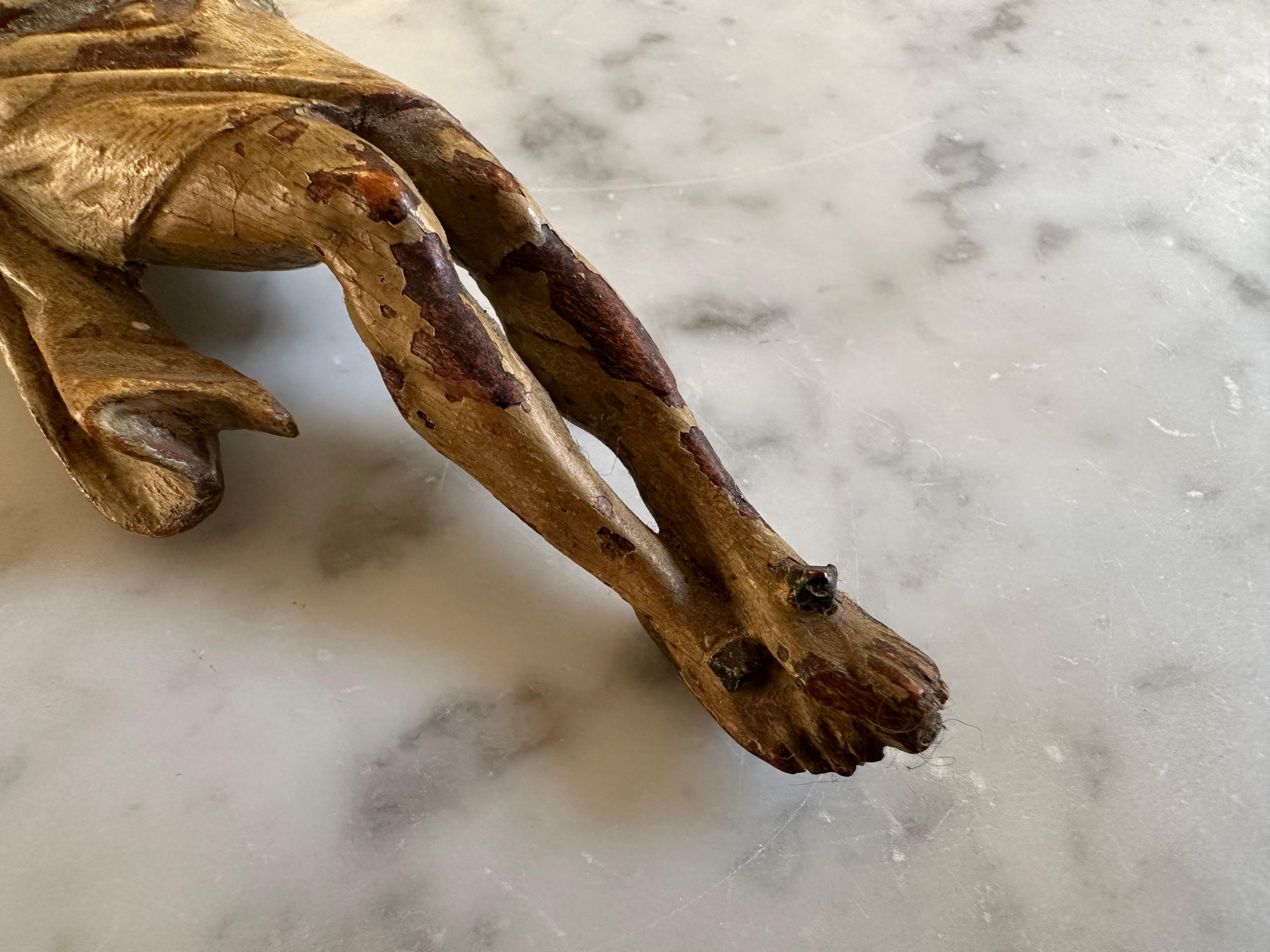 Torse de Christ en bois alpin du 17e siècle avec traces polychromes Bon état - En vente à Hamburg, DE