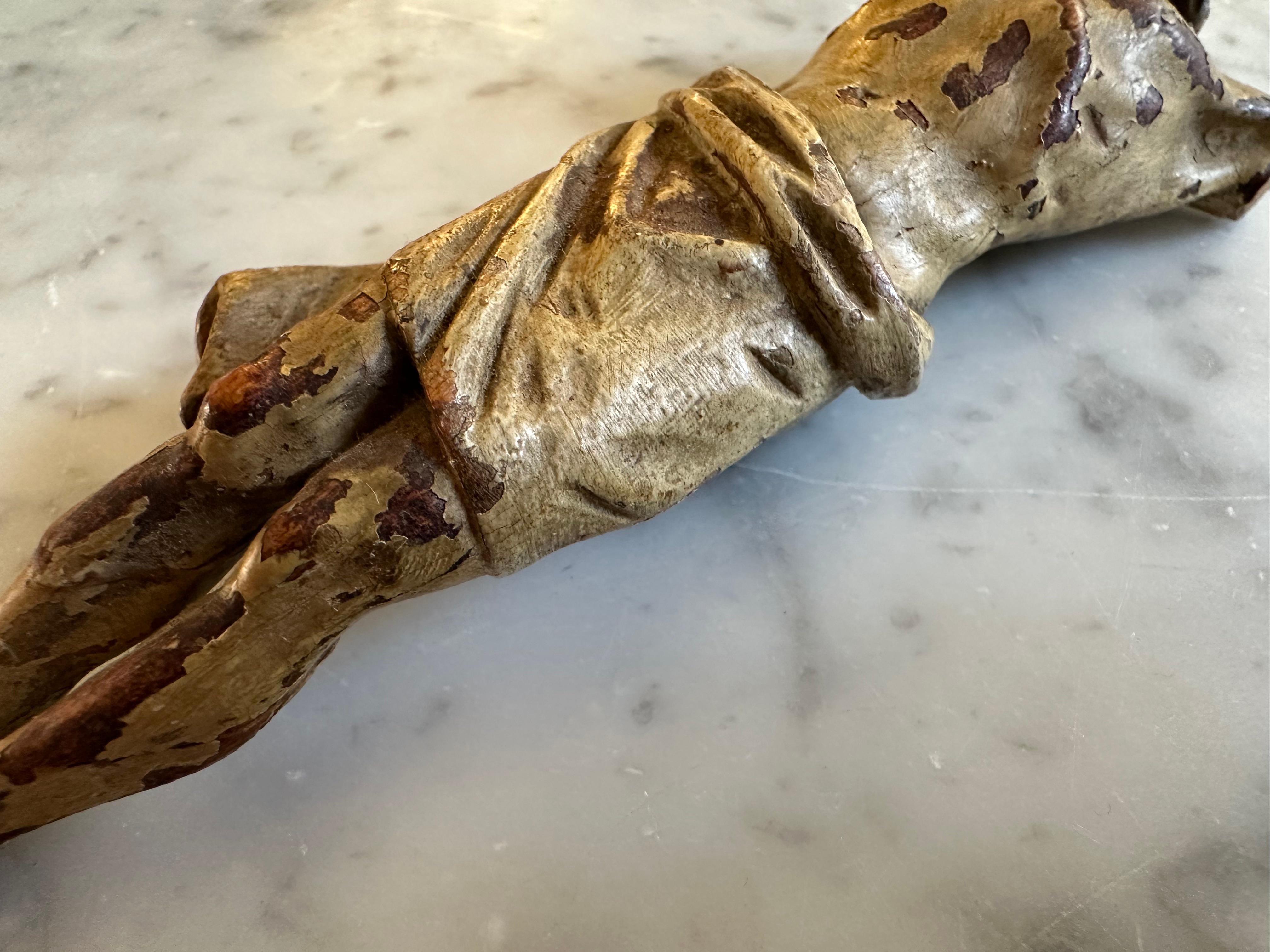 Bois Torse de Christ en bois alpin du 17e siècle avec traces polychromes en vente