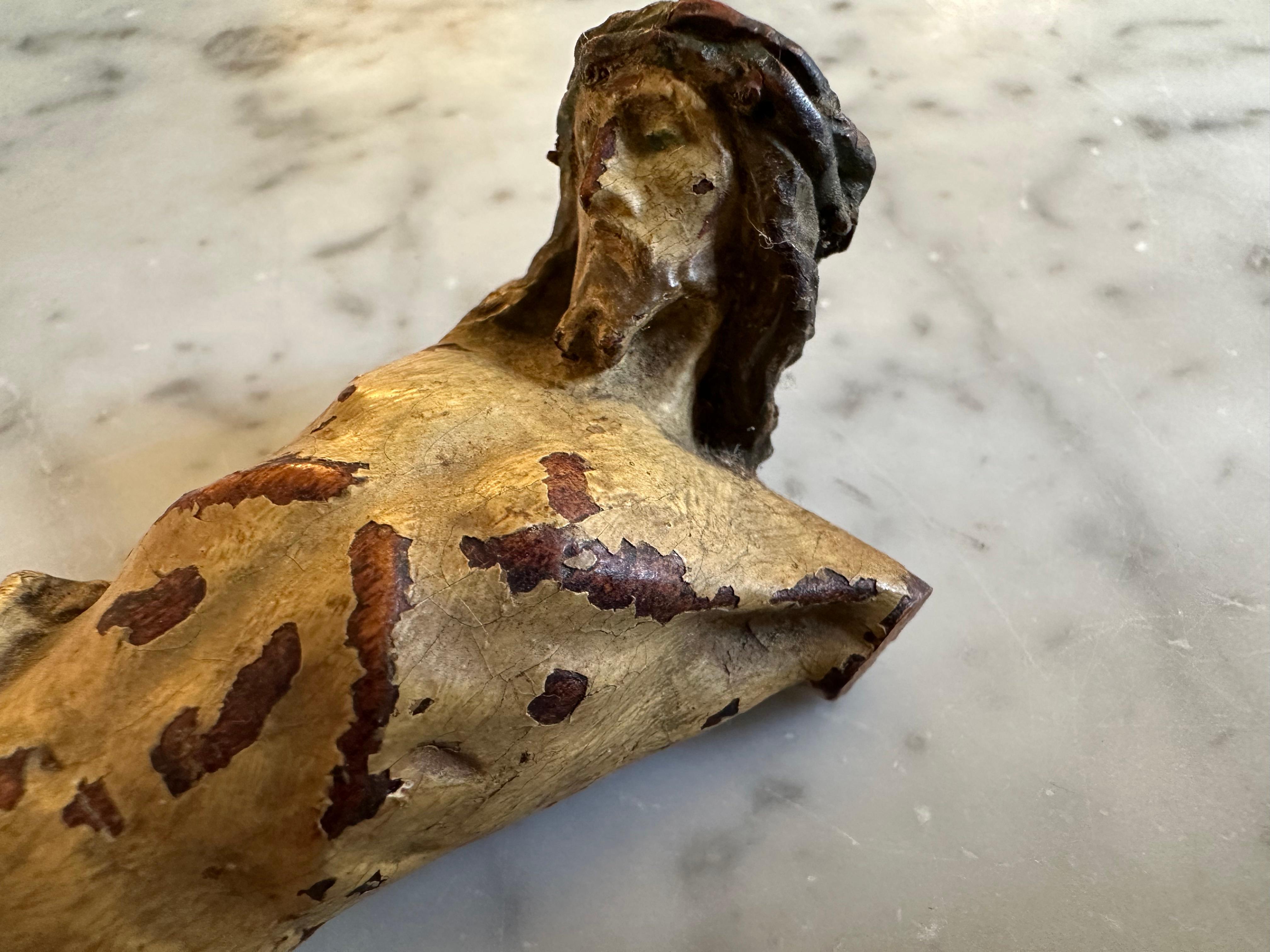 Torse de Christ en bois alpin du 17e siècle avec traces polychromes en vente 1