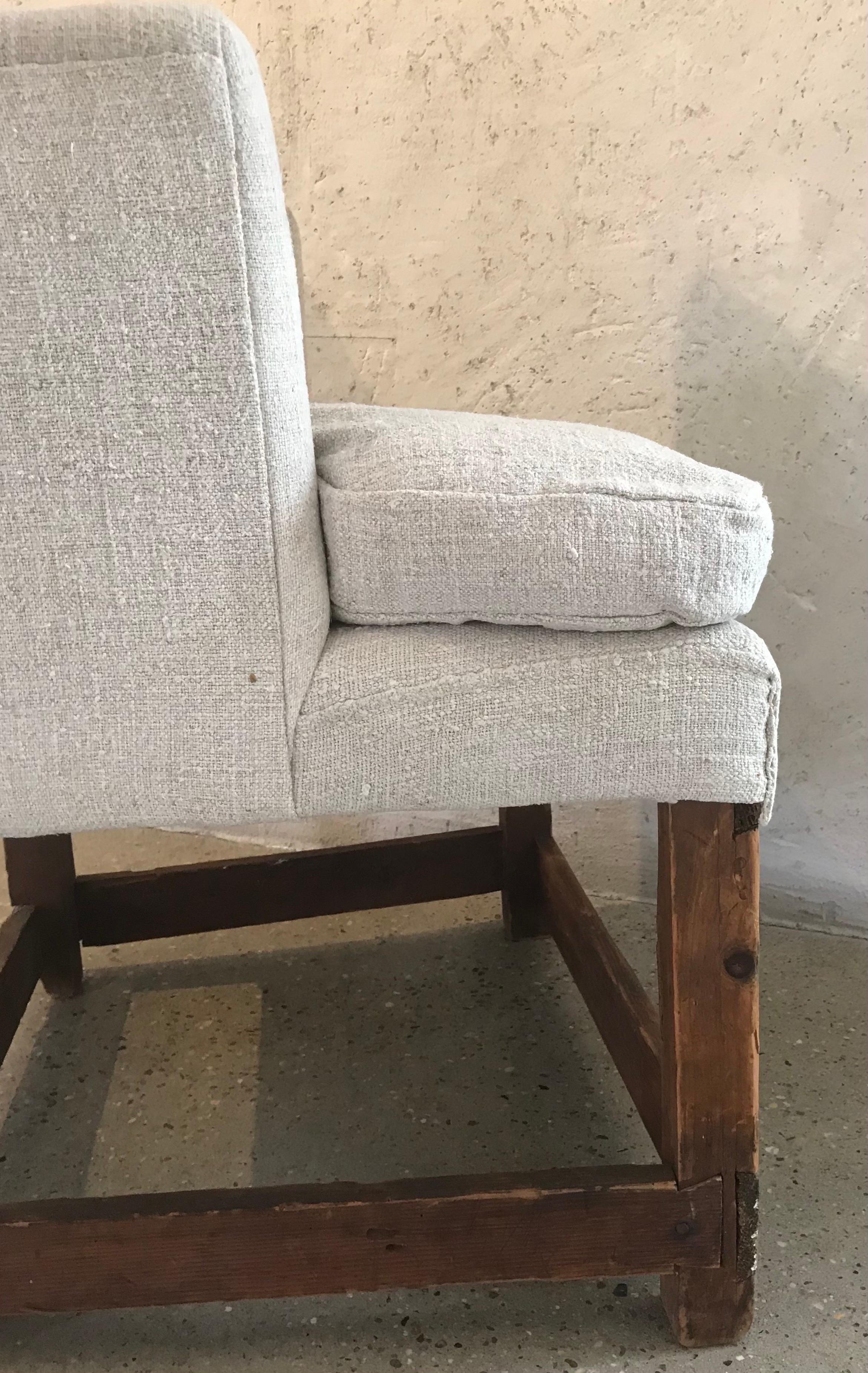 17th Century American High Back Hall Chair in Period Linen For Sale 5