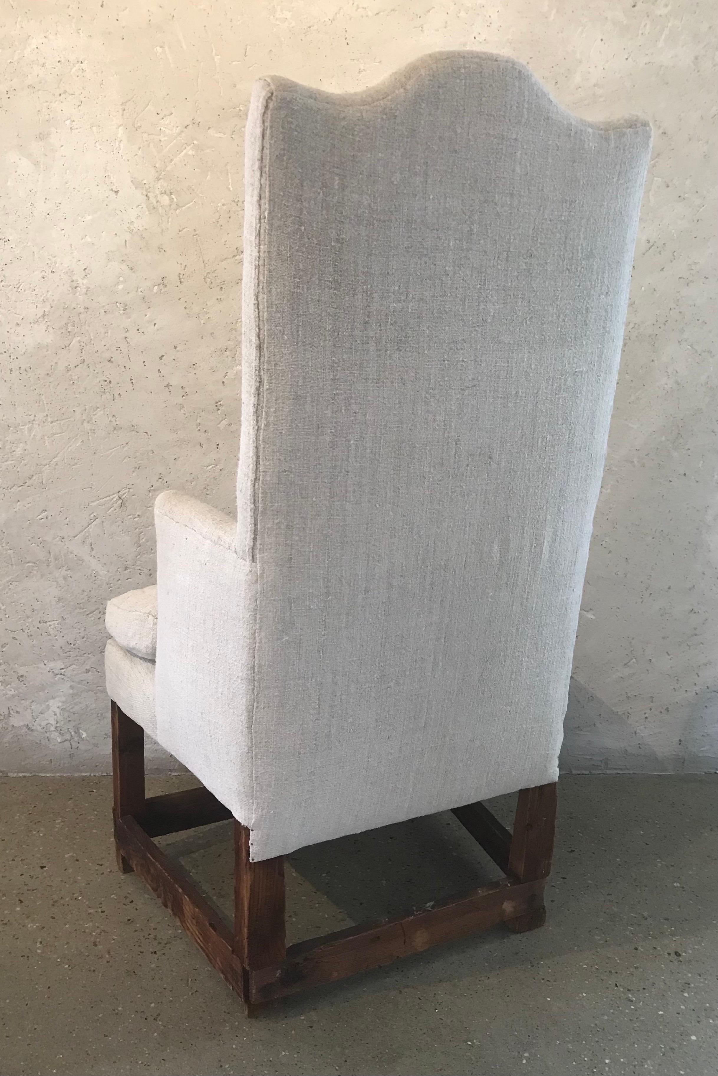 17th Century American High Back Hall Chair in Period Linen In Good Condition For Sale In Chicago, IL