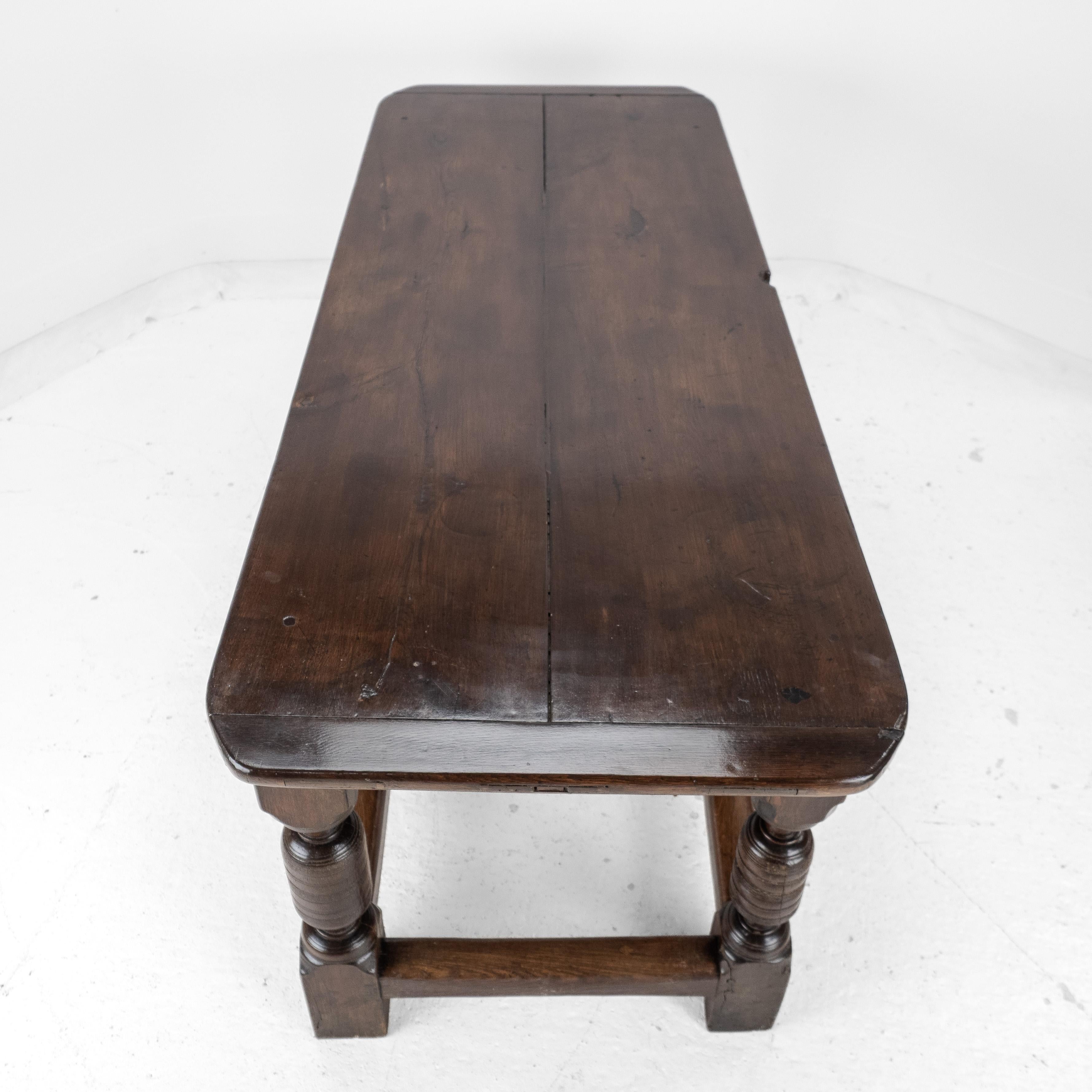 17th Century and Later Oak Refectory Dining Table in vendita 4