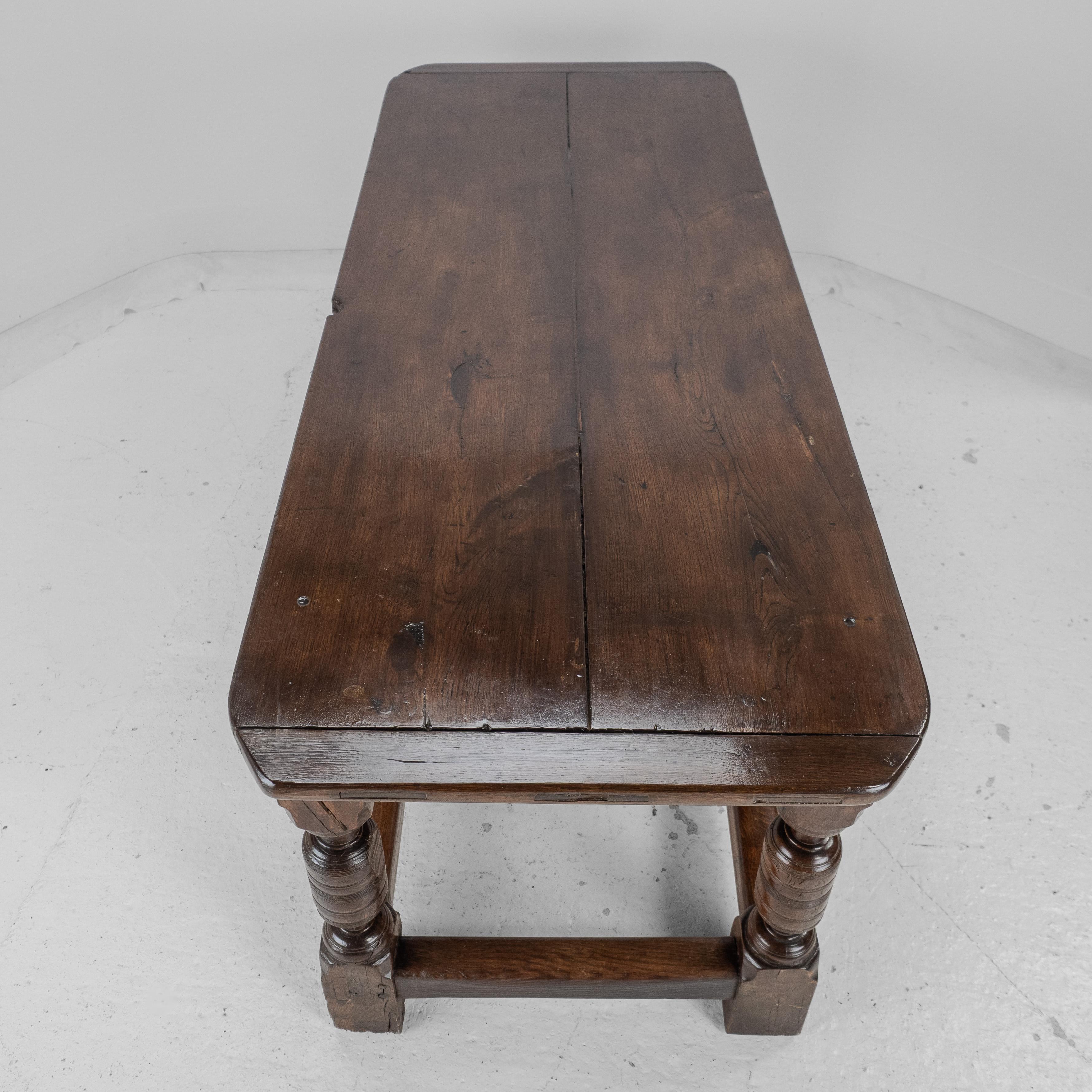 17th Century & Later Oak Refectory Dining Table – Country Farmhouse Kitchen en vente 5