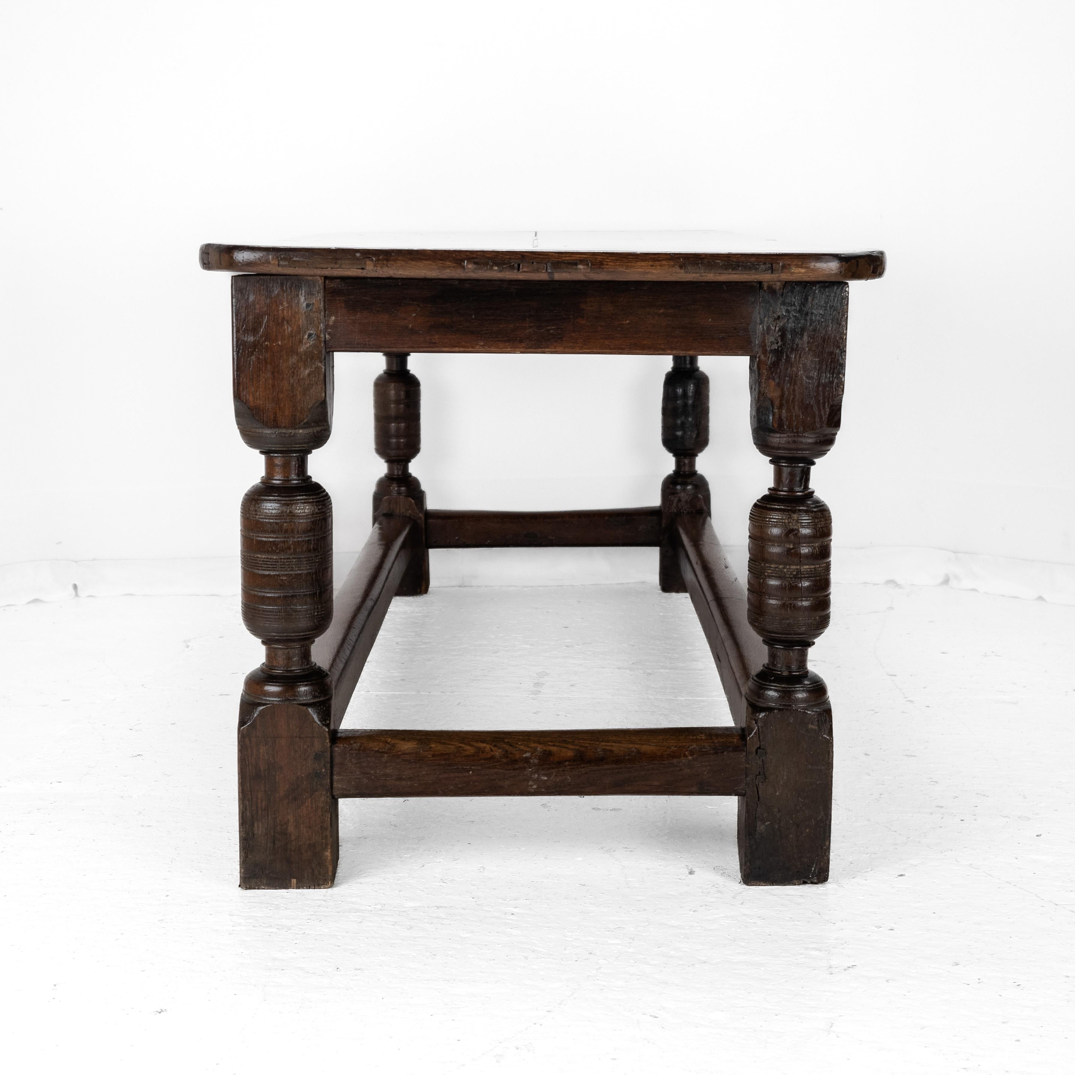 17th Century and Later Oak Refectory Dining Table in vendita 5
