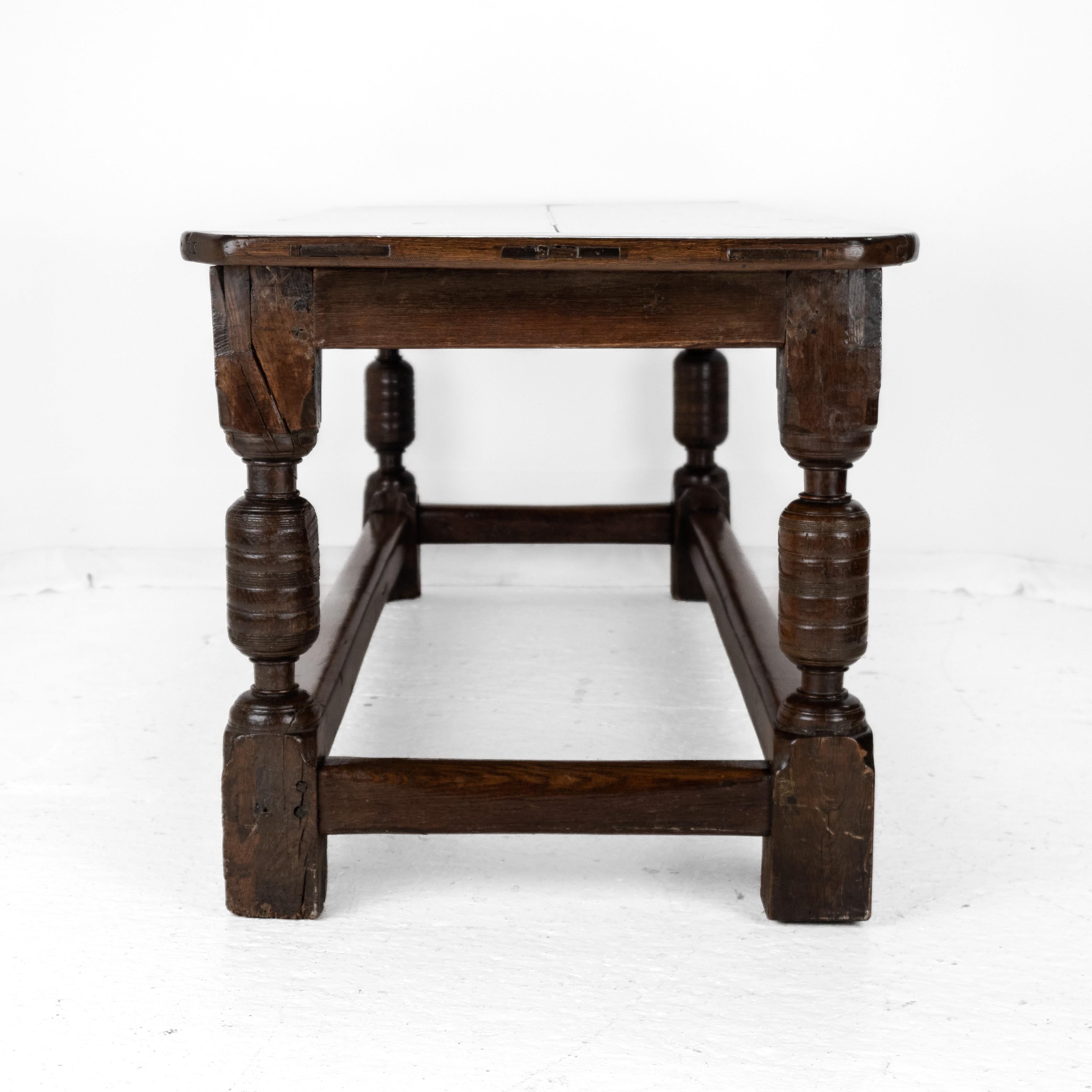 17th Century and Later Oak Refectory Dining Table in vendita 6
