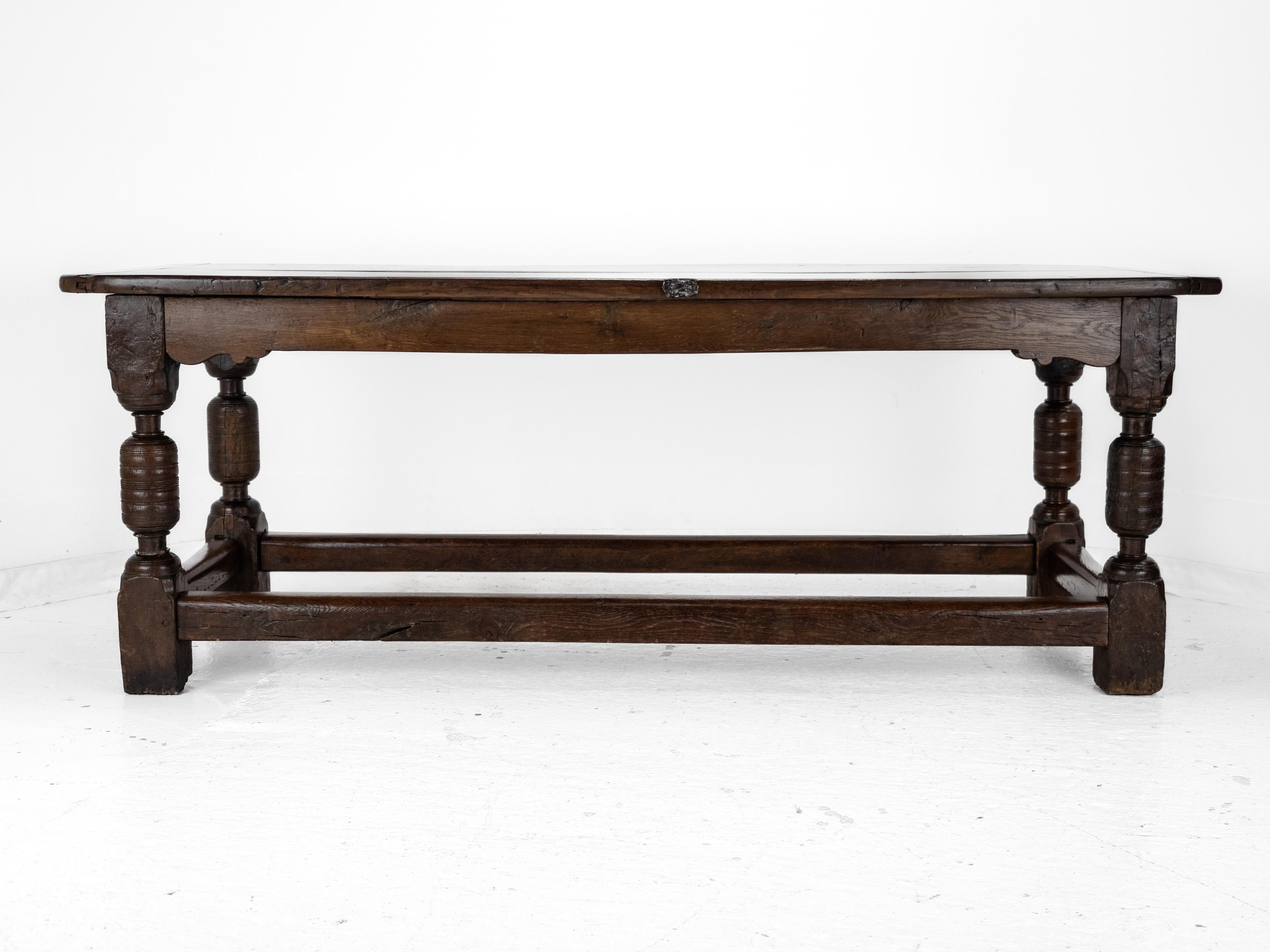 17th Century and Later Oak Refectory Dining Table in vendita 7