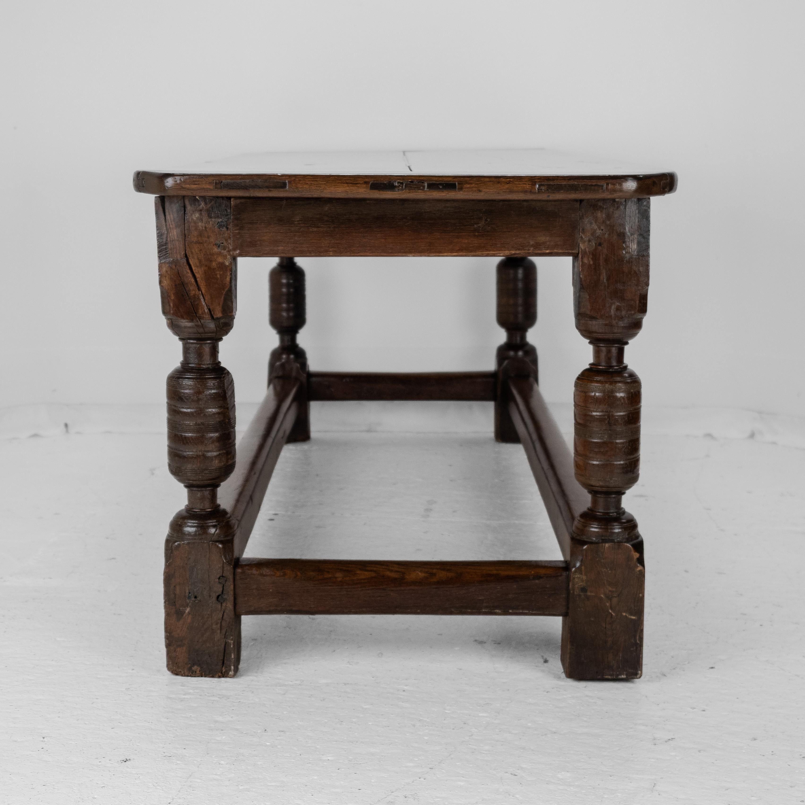 17th Century & Later Oak Refectory Dining Table – Country Farmhouse Kitchen en vente 8