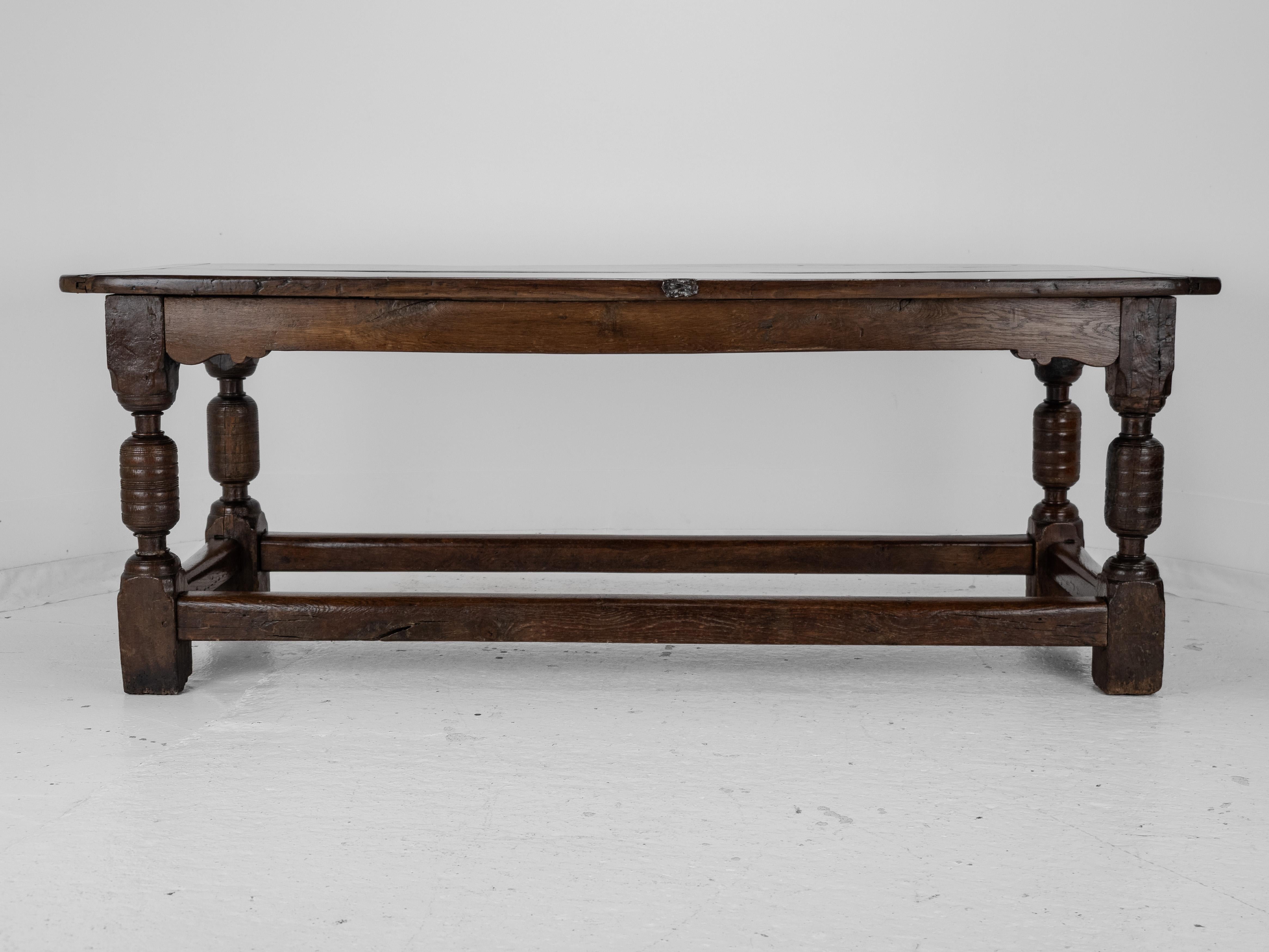 17th Century & Later Oak Refectory Dining Table – Country Farmhouse Kitchen en vente 9