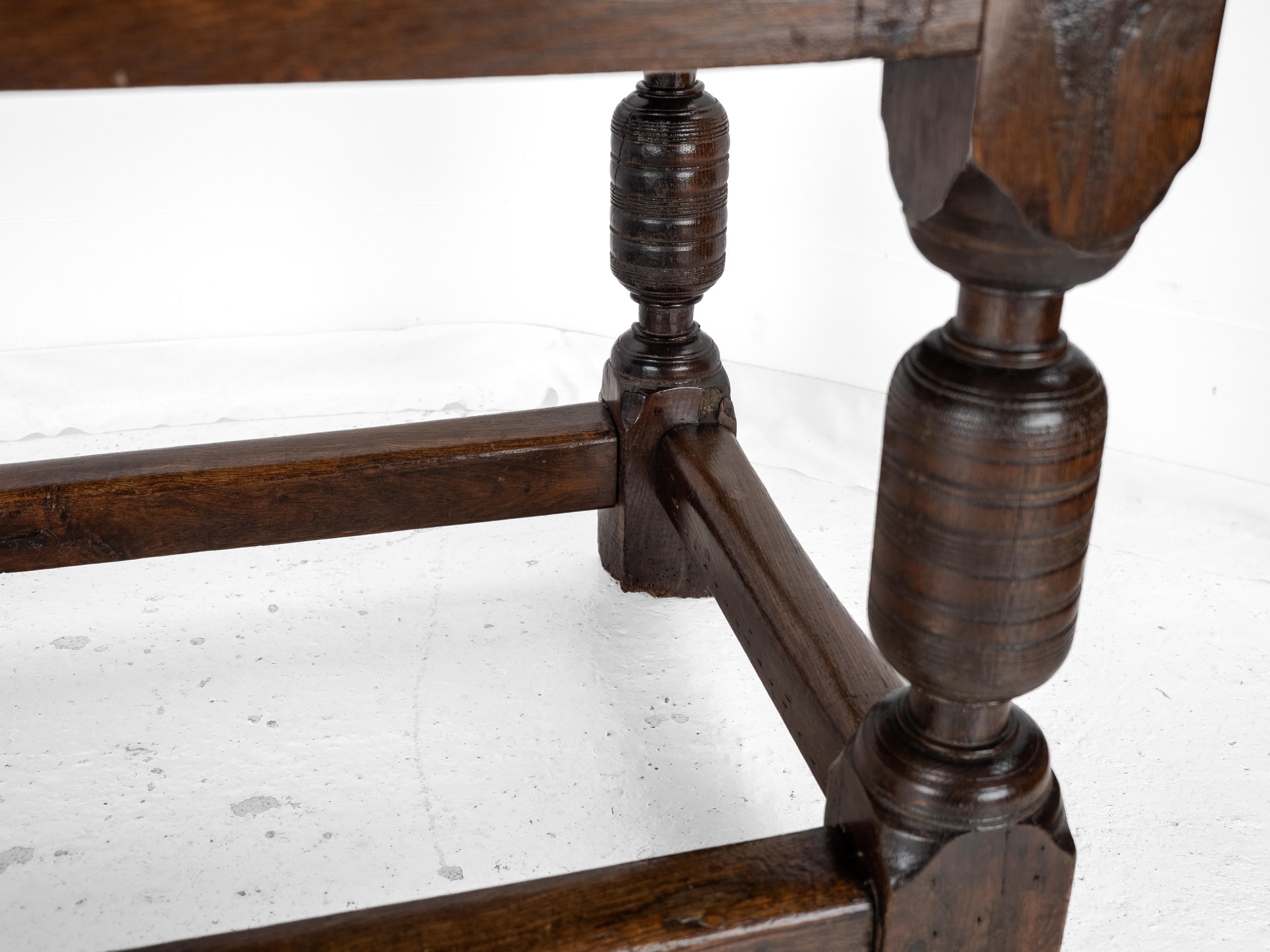 17th Century and Later Oak Refectory Dining Table in vendita 9