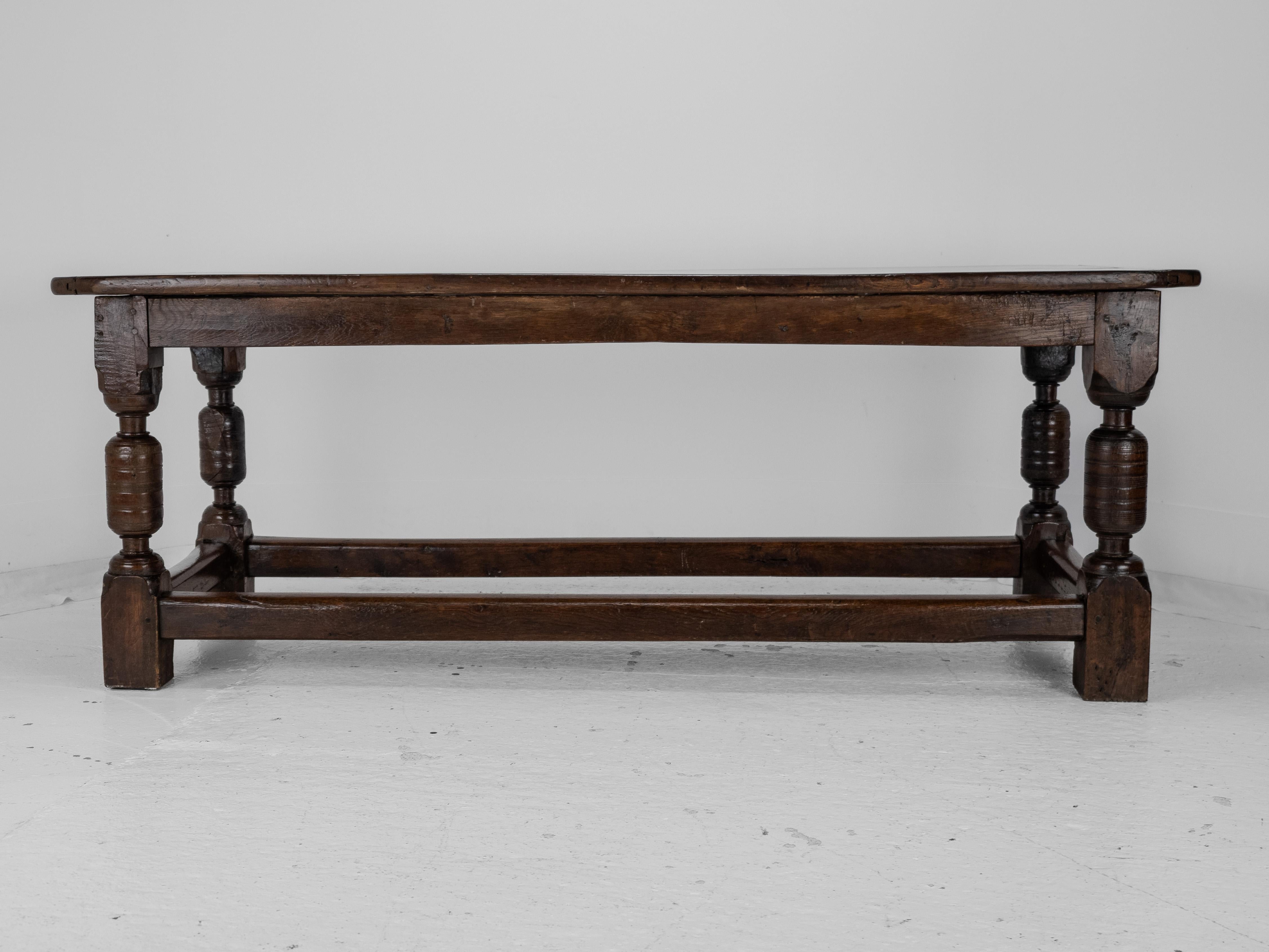 17th Century & Later Oak Refectory Dining Table – Country Farmhouse Kitchen en vente 10