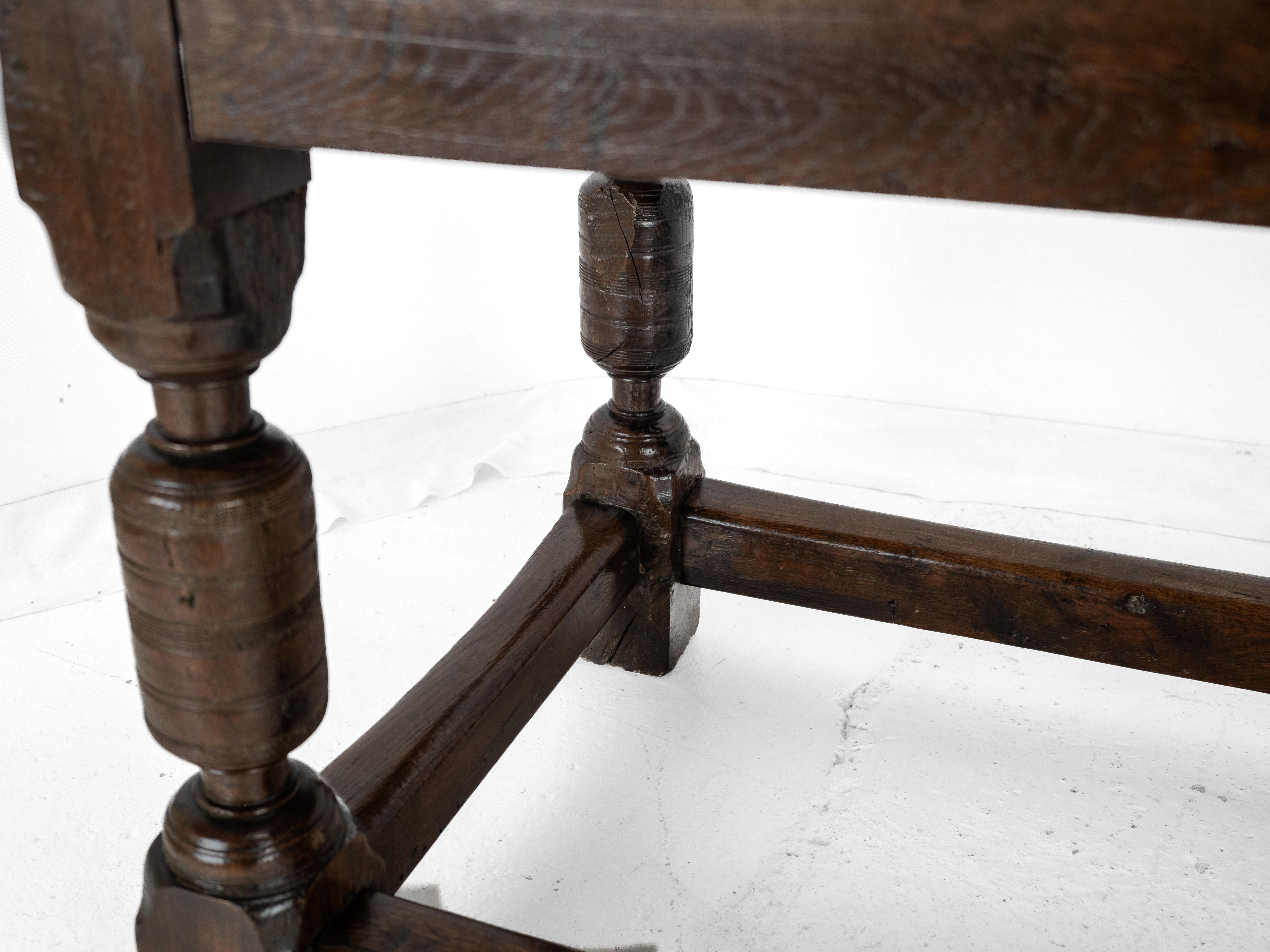 17th Century and Later Oak Refectory Dining Table in vendita 10