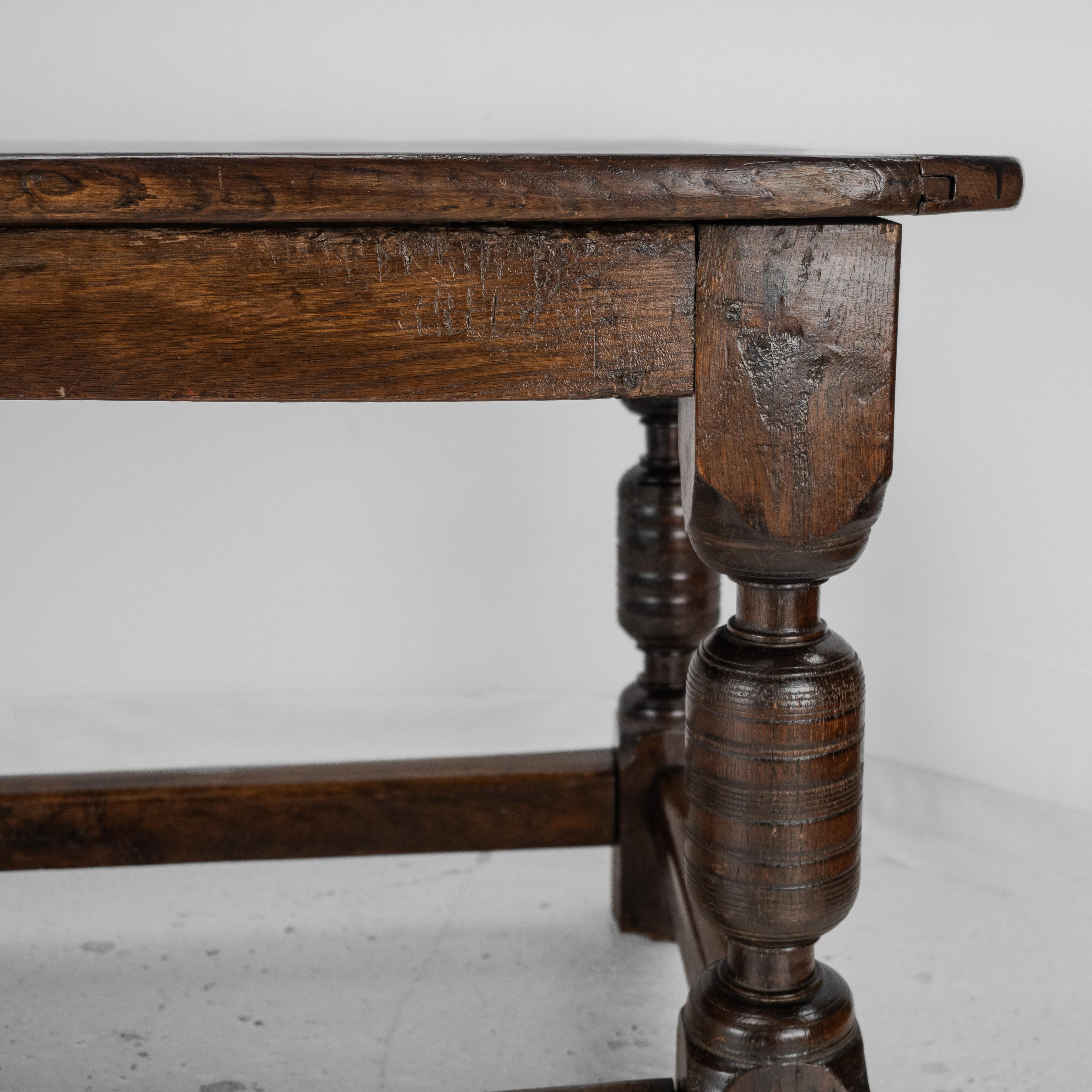 17th Century & Later Oak Refectory Dining Table – Country Farmhouse Kitchen en vente 11