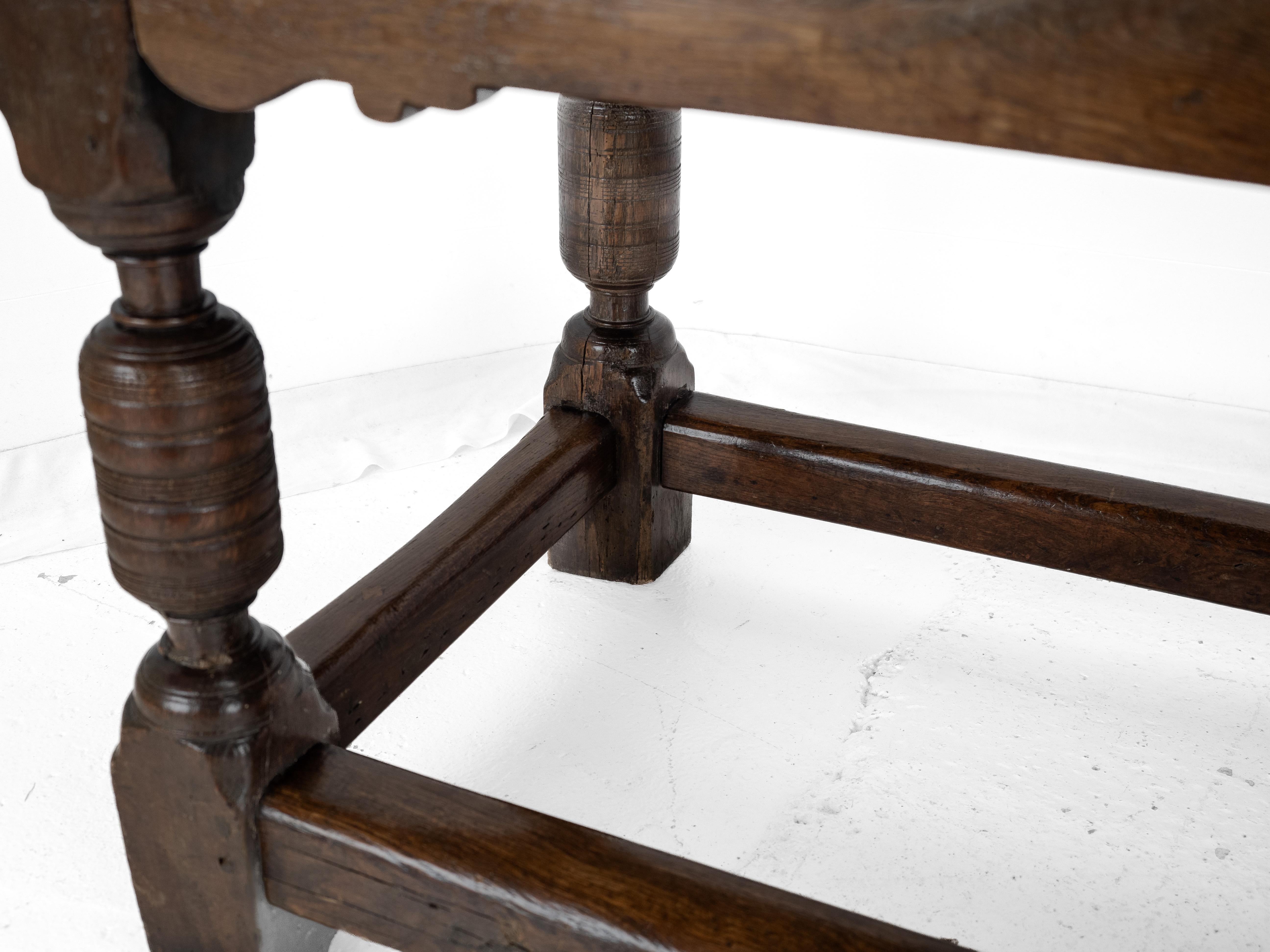 17th Century and Later Oak Refectory Dining Table in vendita 11