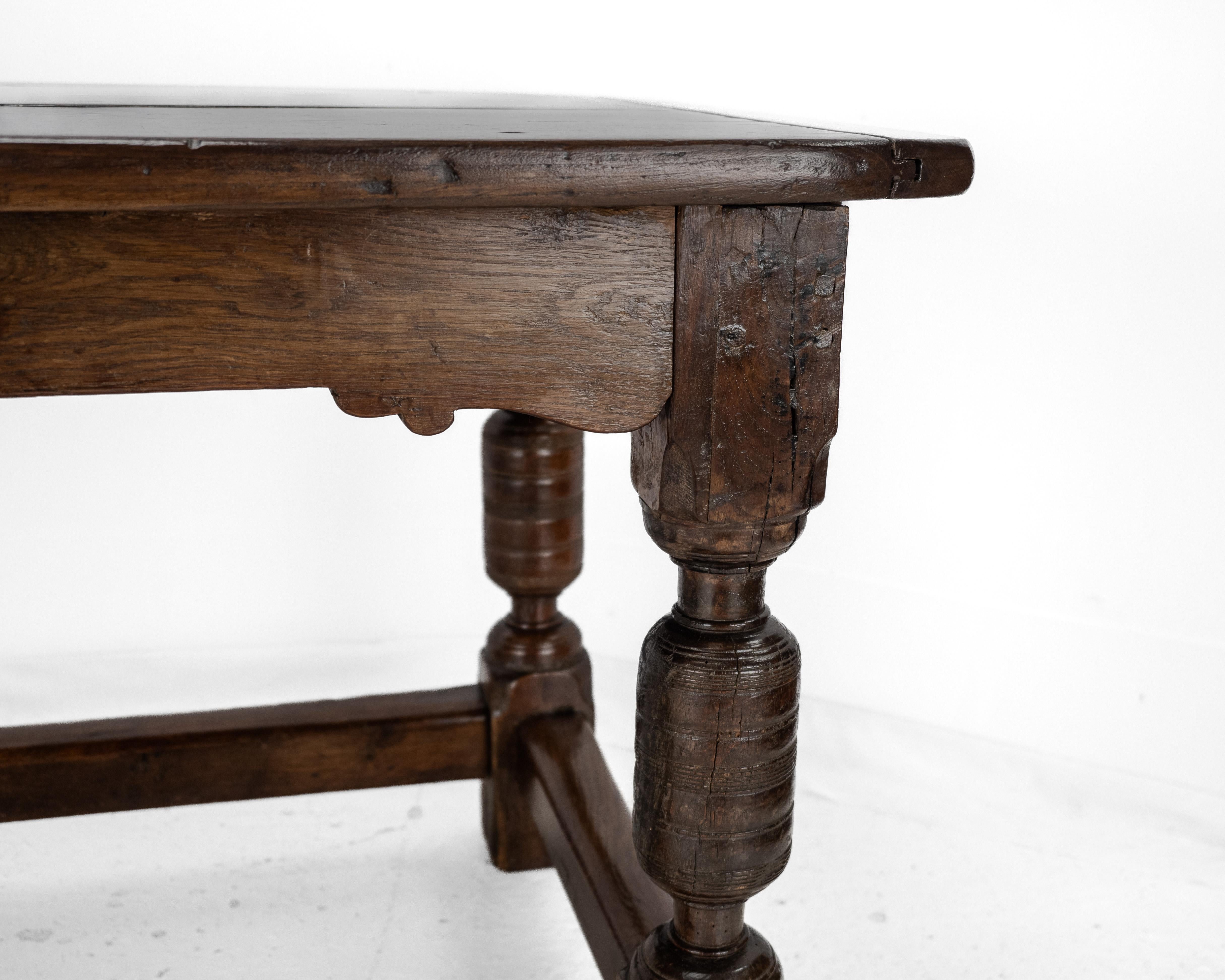 17th Century and Later Oak Refectory Dining Table in vendita 12
