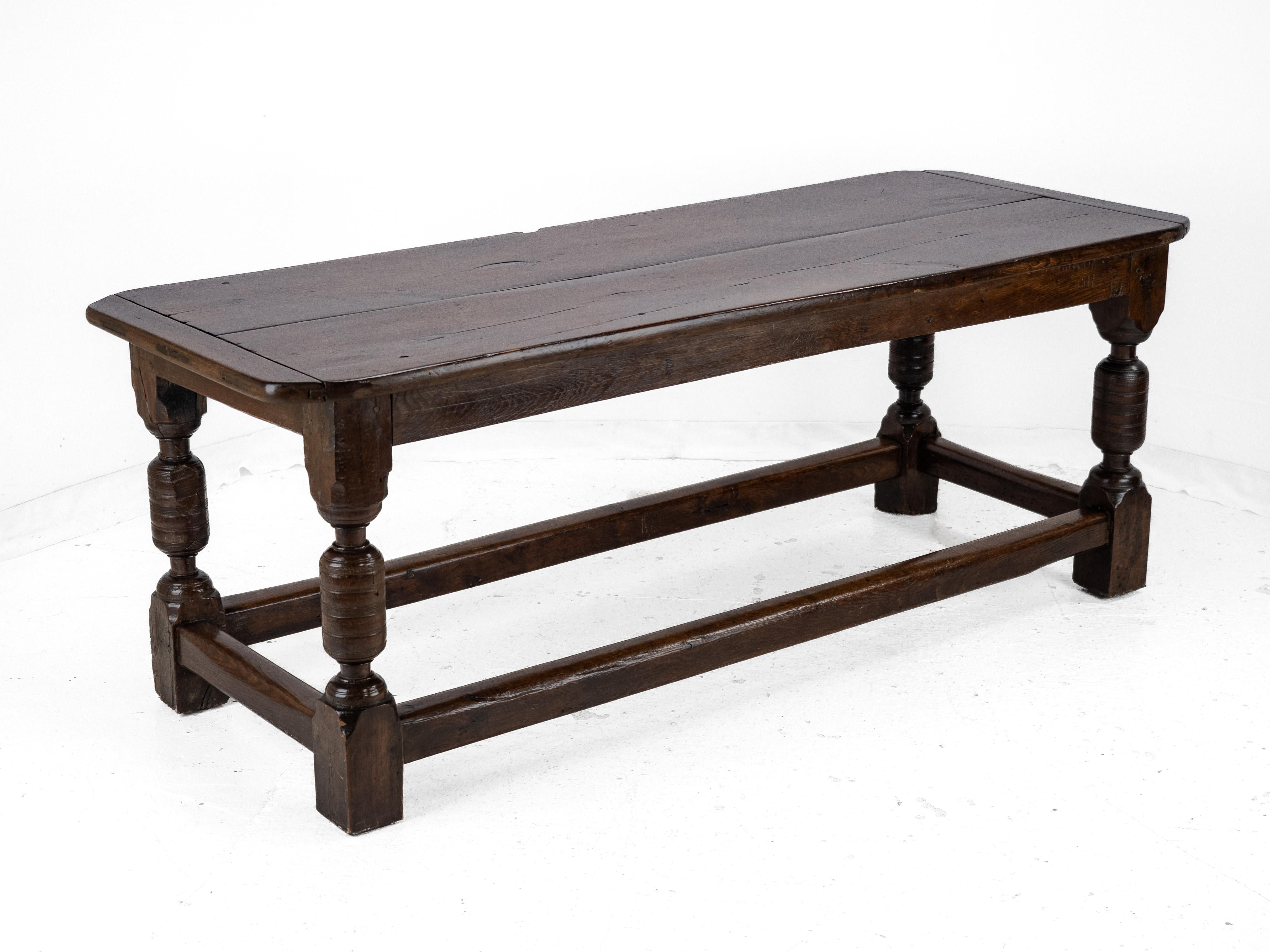 Country 17th Century and Later Oak Refectory Dining Table in vendita