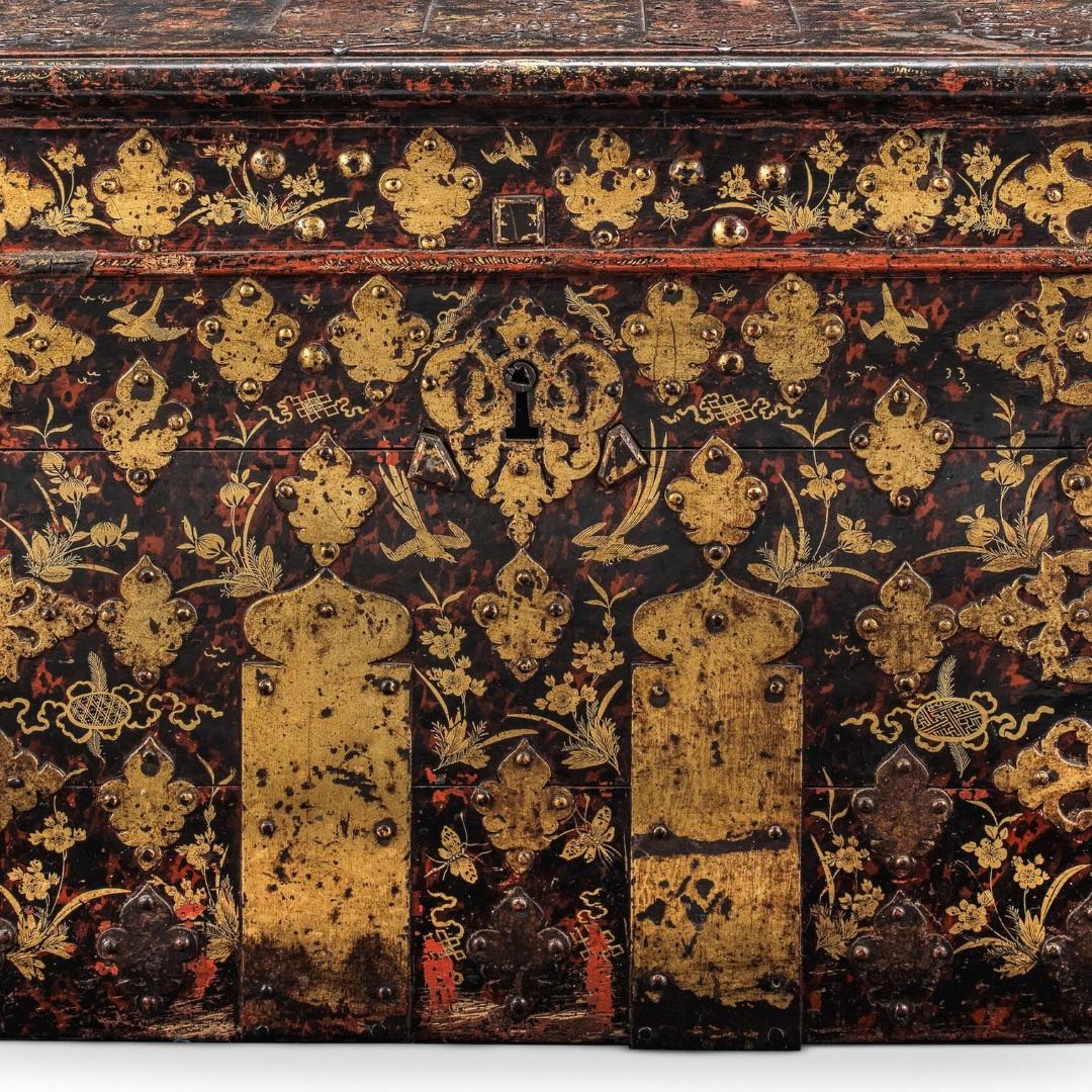 Excepcional caja fuerte del siglo XVII y posterior, de carey simulado, decorada en dorado y encuadernada en hierro. Con decoración de Chinoiserie, la parte superior con bisagras encierra un interior vacío con asas de transporte de hierro, 80 cm de